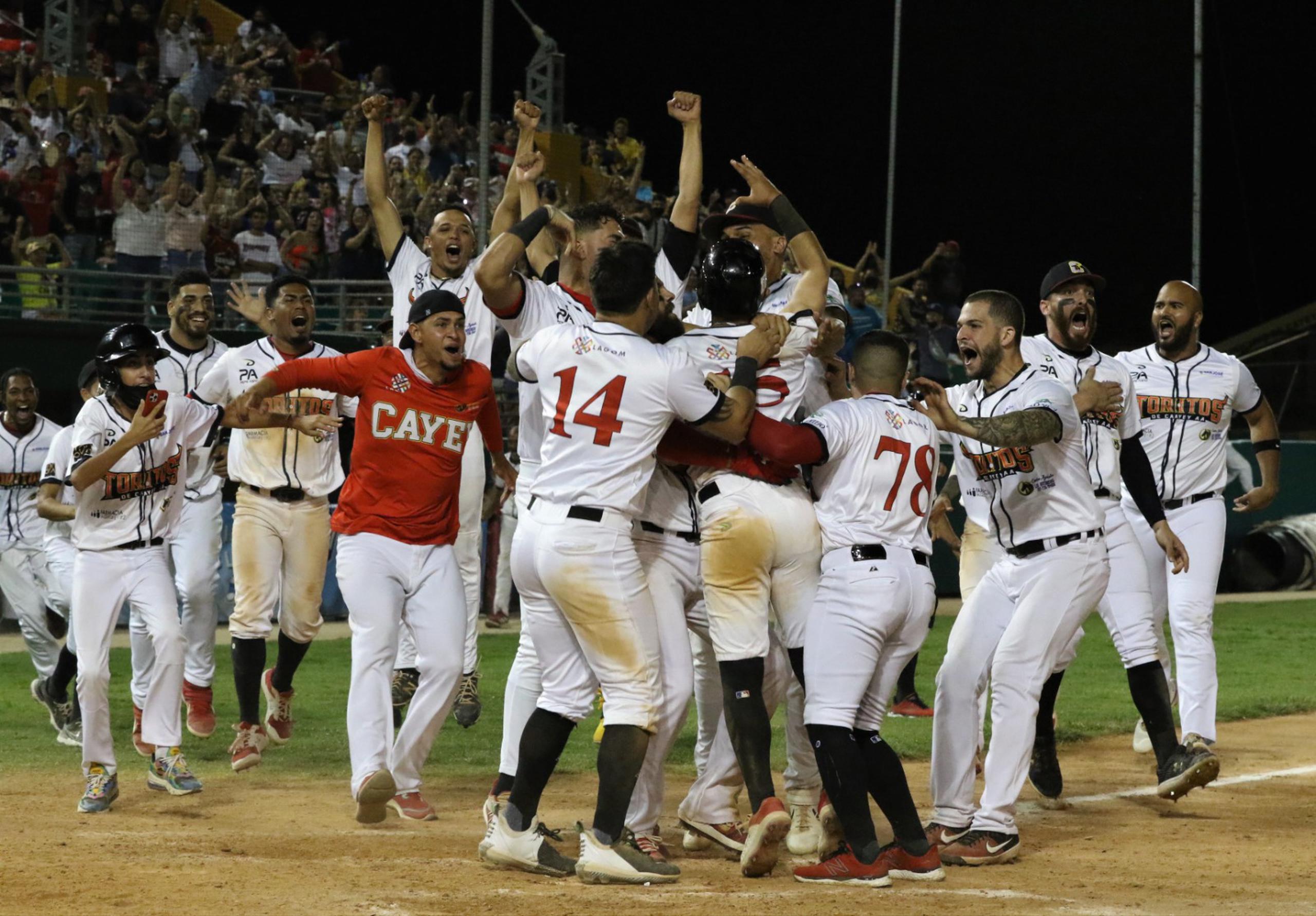 Los Toritos de Cayey celebran la conquista del campeonato de la Sección Central en la campaña 2022.