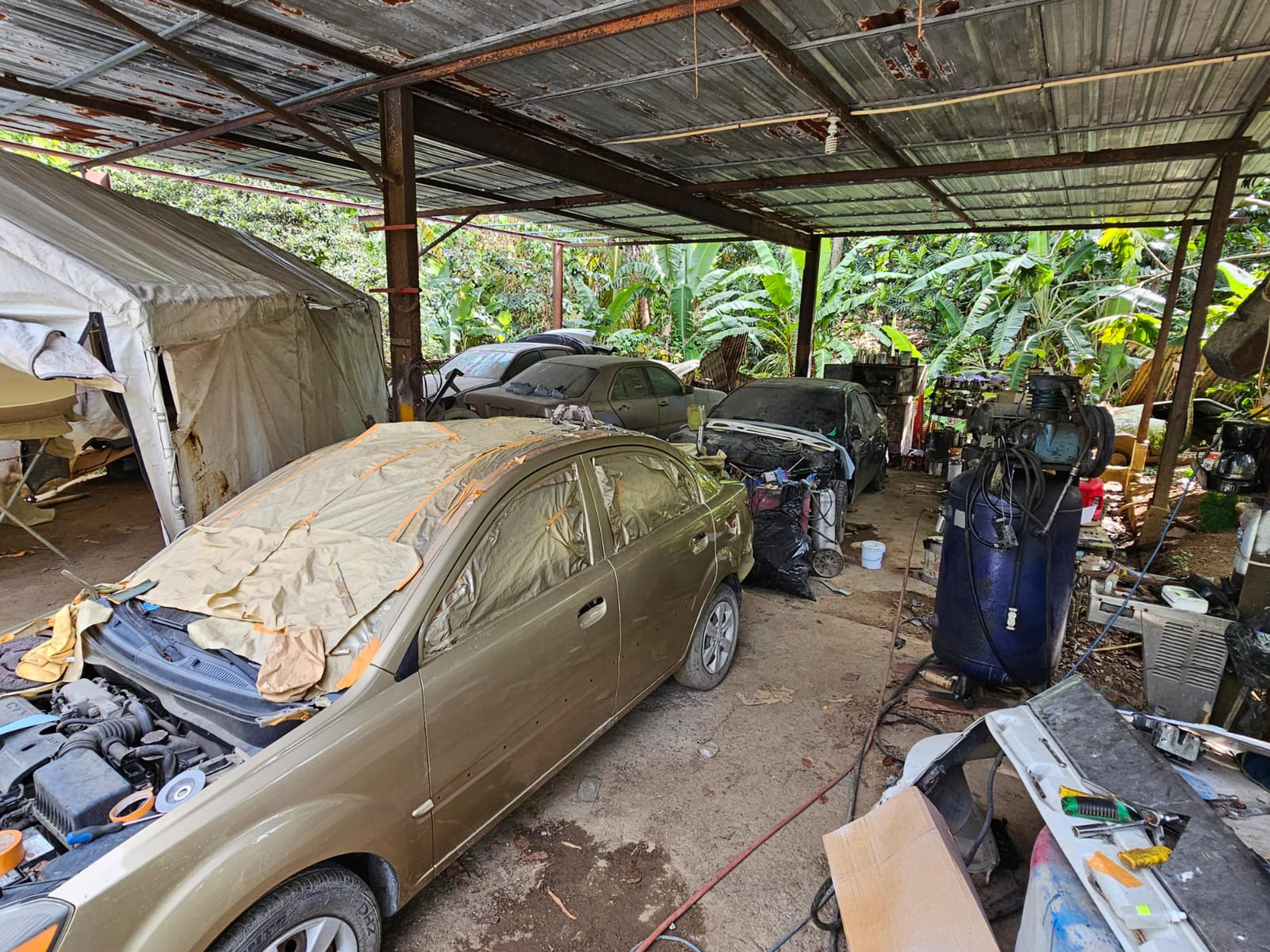 La División Vehículos Hurtados del área policiaca de Utuado junto a personal de las Juntas de Planificación (JP) y de Calidad Ambiental (JCA) intervinieron en ocho talleres de mecánica y de hojalatería y pintura en Jayuya.