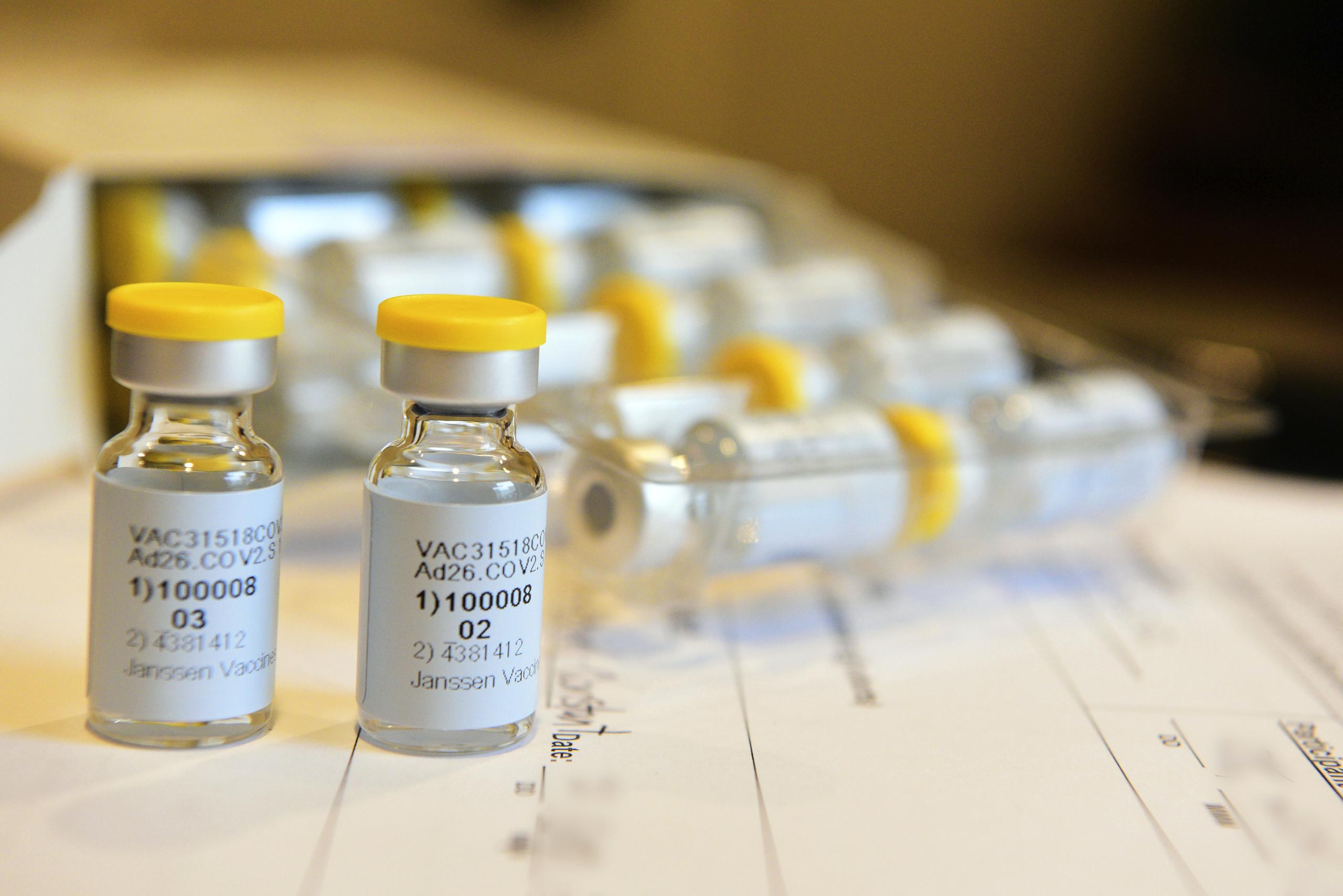 Fotografía suministrada por Johnson & Johnson que muestra una vacuna contra COVID-19 que está siendo desarrollada por la compañía.