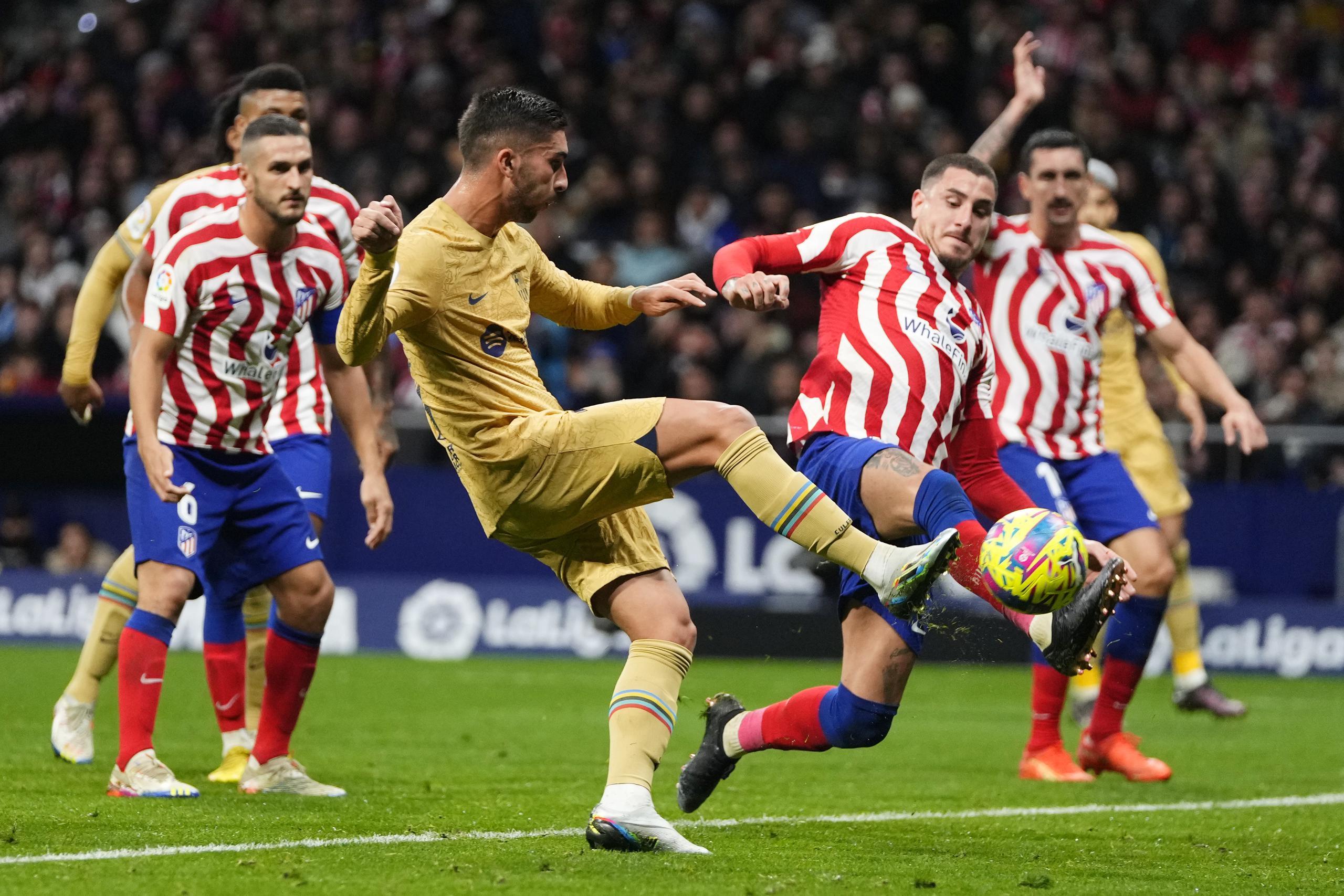 Ferran Torres, centro, dispara a meta por el Barcelona en duelo ante Atlético de Madrid,