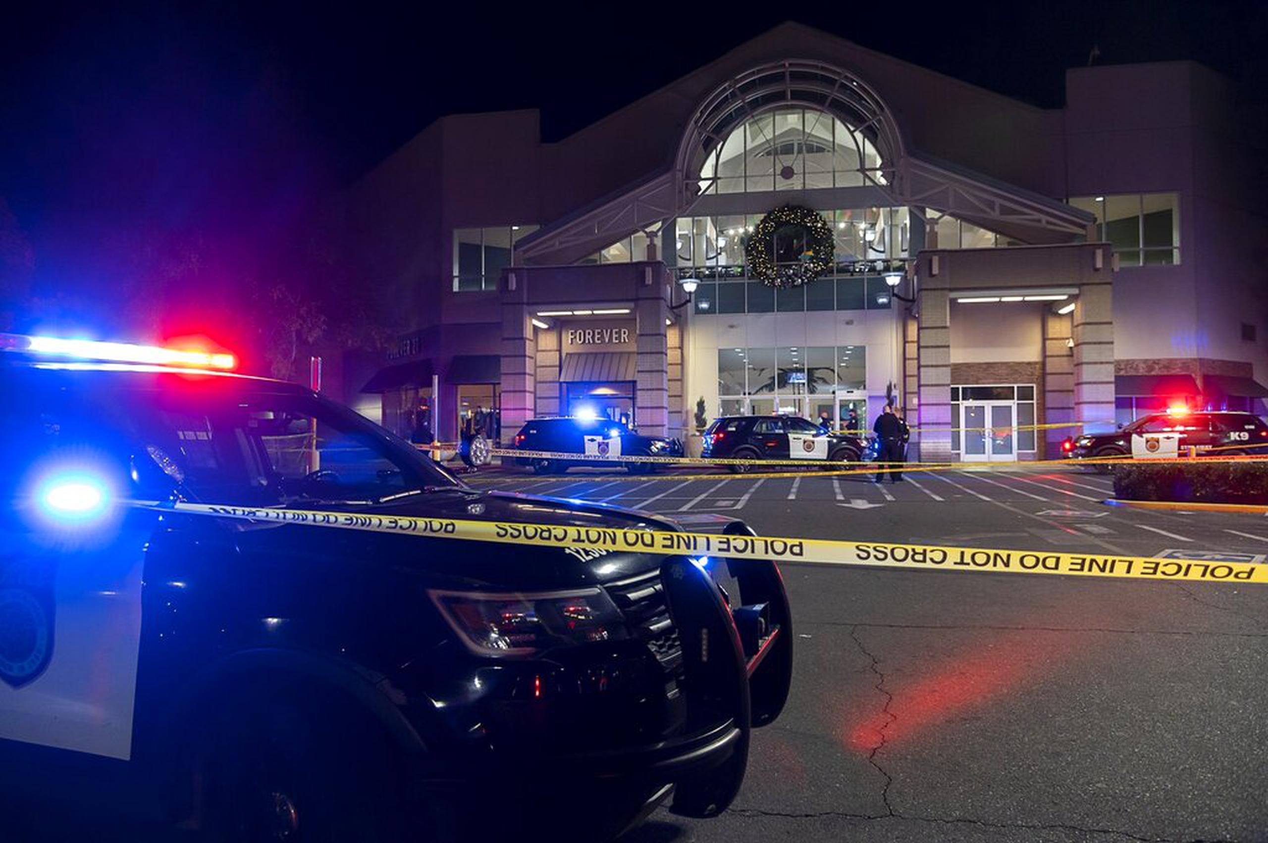 Policías custodian el centro comercial Arden Fair Mall tras el tiroteo.