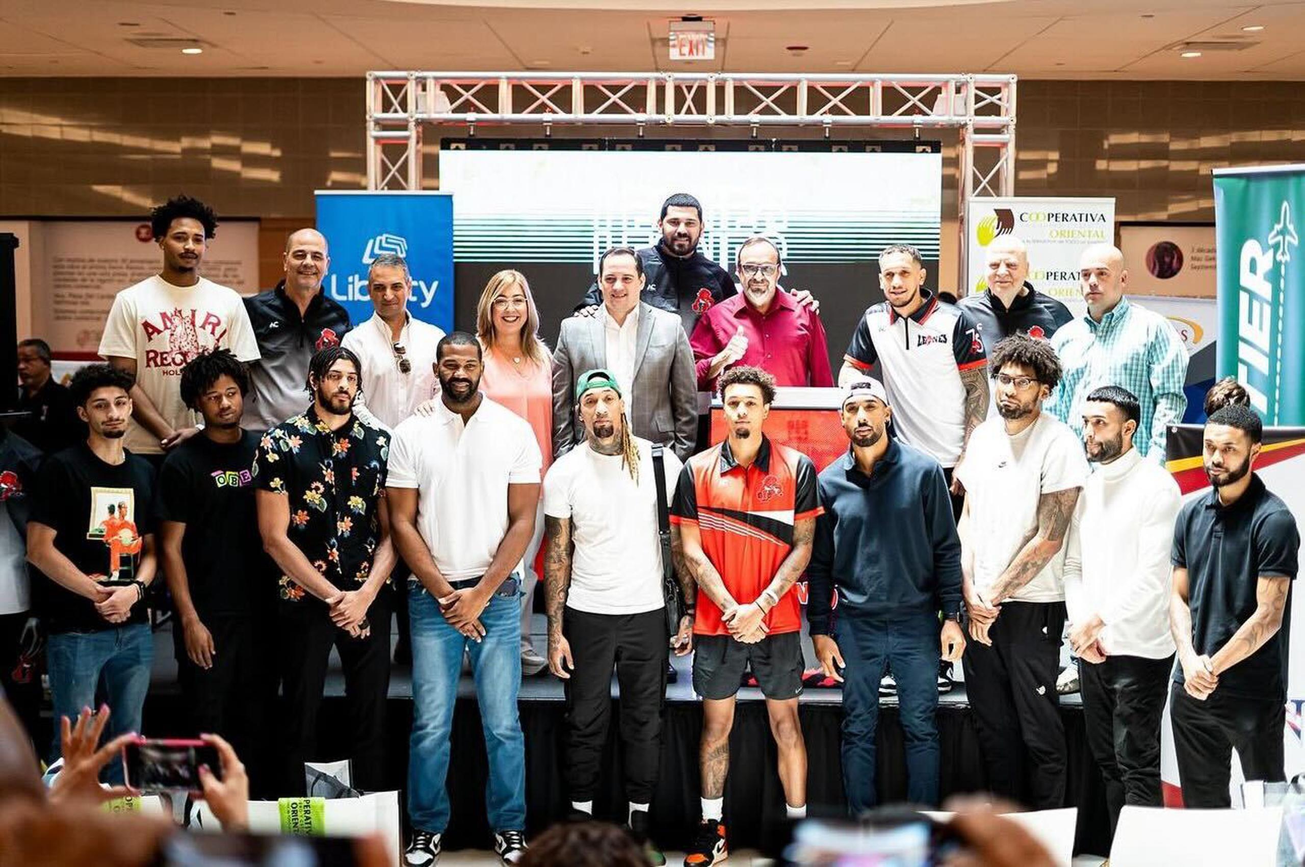 El equipo de los Leones de Ponce posa durante su presentación de la temporada 2024 del Baloncesto Superior Nacional.