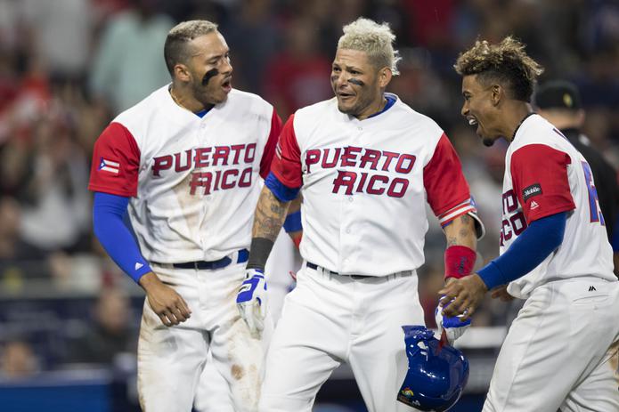 Carlos Correa, Yadier Molina (centro) y Francisco Lindor, aquí en uniforme de Puerto Rico en el Clásico Mundial de Béisbol de 2017, pueden rebasar a varios jugadores en las listas de marcas de todos los tiempos entre peloteros del patio.