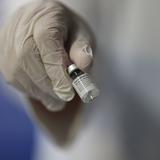 Arrestan farmacéutico sospechoso de dañar vacunas contra el COVID-19 en Milwaukee 