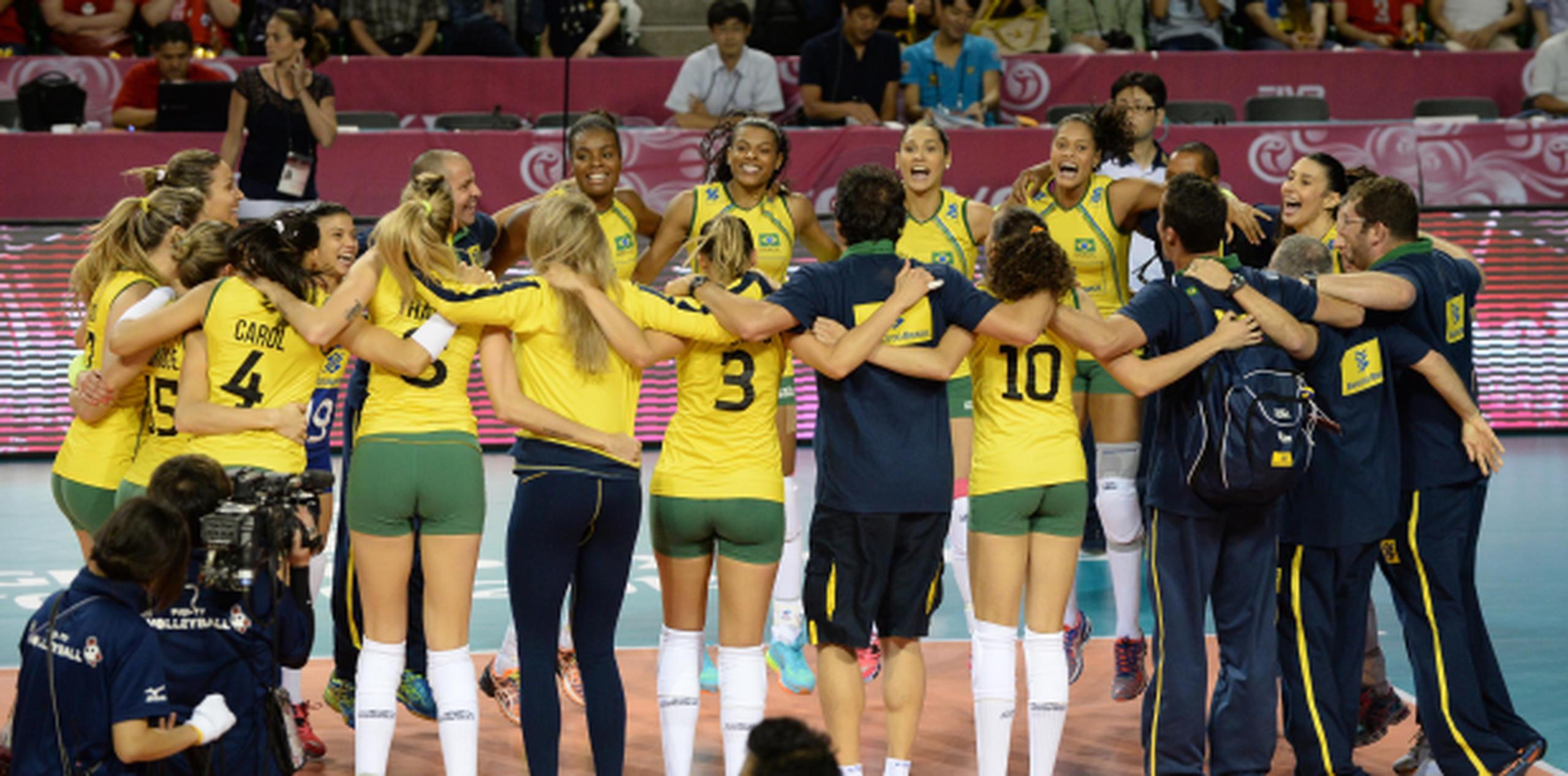 Las jugadoras y el cuerpo técnico del equipo de Brasil celebran luego de proclamarse campeonas de la edición 2014 del Grand Prix de la FIVB. (Cortesía de la FIVB)