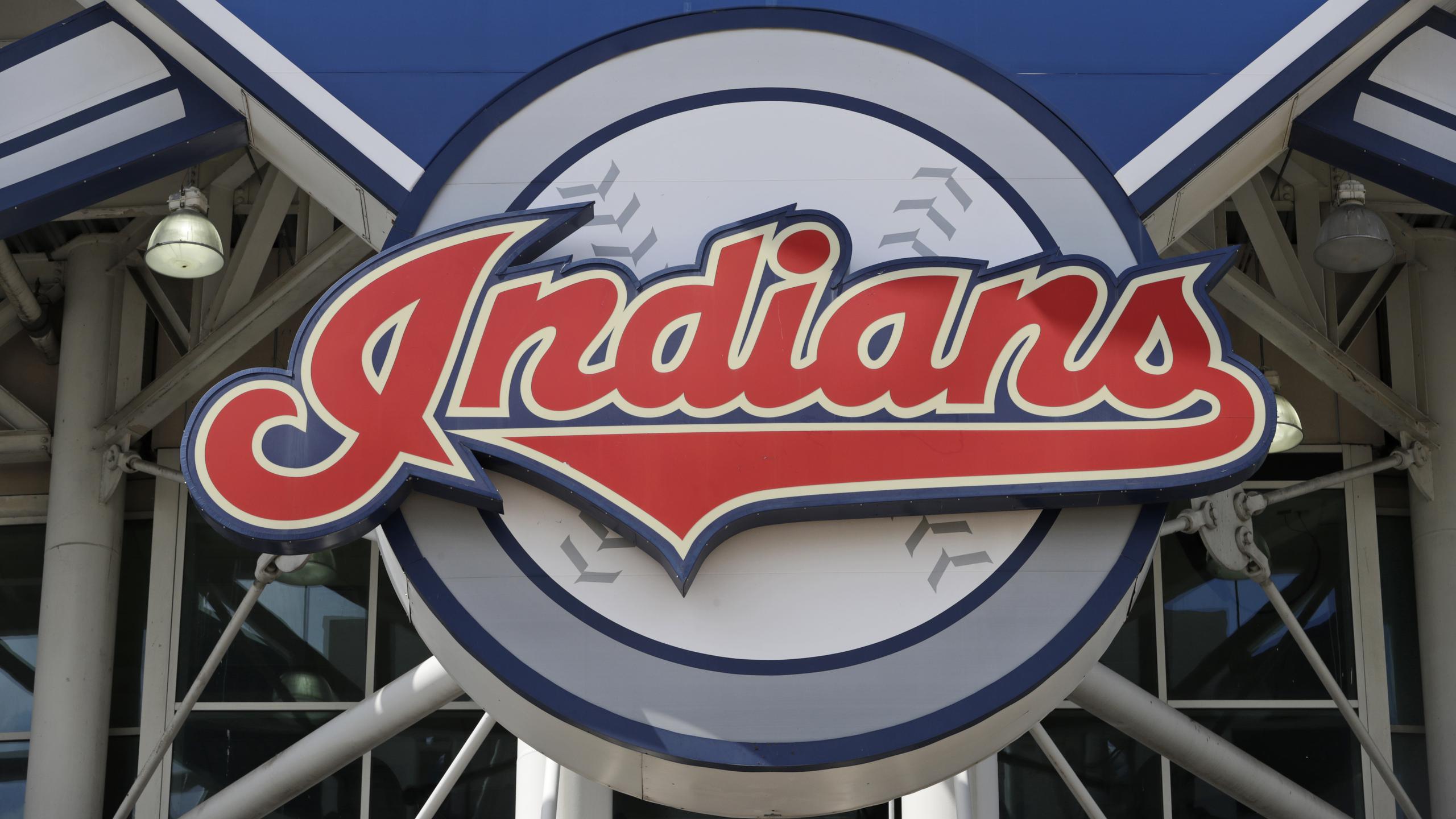 La foto del lunes 20 de julio de 2020 muestra el logotipo de los Indios de Cleveland en el estadio, antes de un juego ante los Piratas de Pittsburgh. La novena lleva 105 años utilizando ese mote.