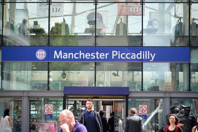 El hombre había abordado en la estación Manchester Piccadilly y debía descender, pocos minutos después, en la parada Stockport . Pero eso no fue lo que ocurrió.