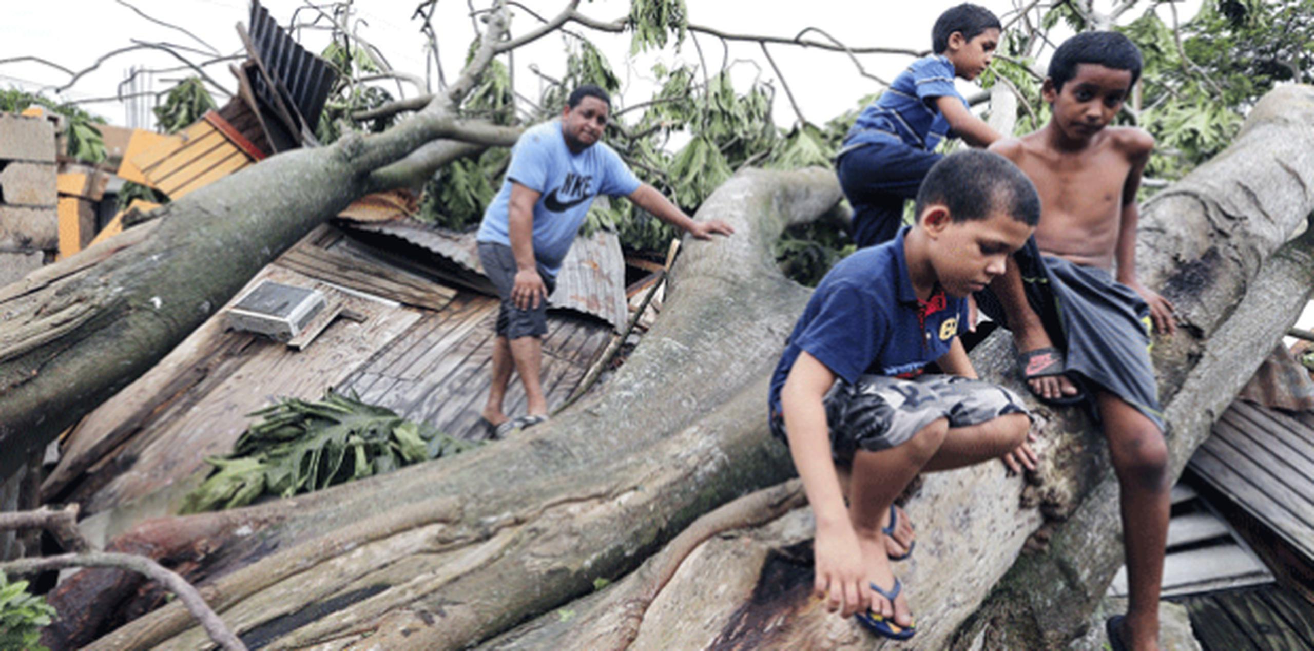 Luis Alonso Díaz, su esposa y tres niños fueron testigos del momento en que el azote de Irma los dejó sin techo. (Para Primera Hora / José Reyes)