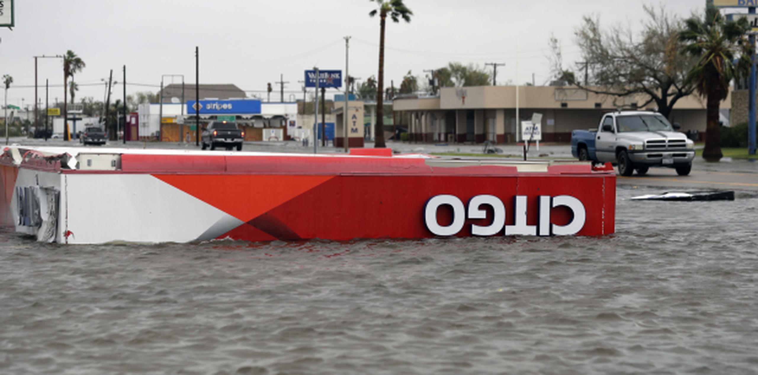 El techo de una estación de gasolina yace hoy en las aguas de la inundación tras el paso del huracán Harvey en Aransas Pass, Texas. (AP / Eric Gay)