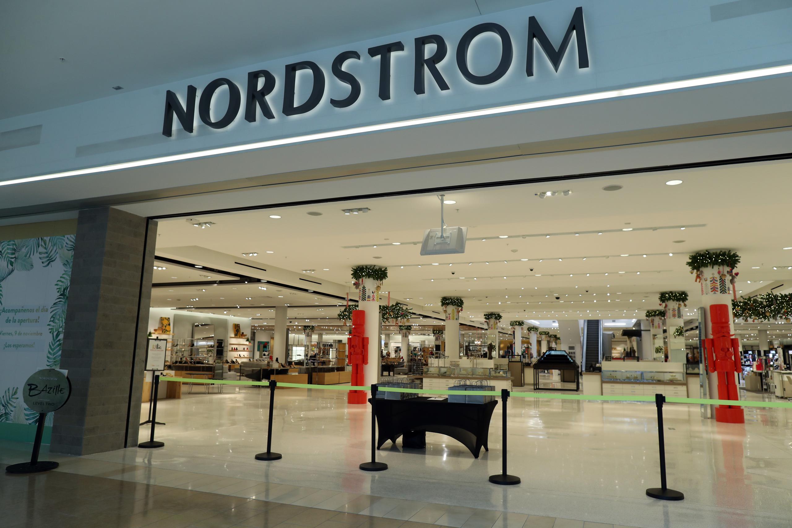 La tienda Nordstrom en el Mall of San Juan reabrió el viernes 9 de noviembre luego de permanecer cerrada por el huracán María.