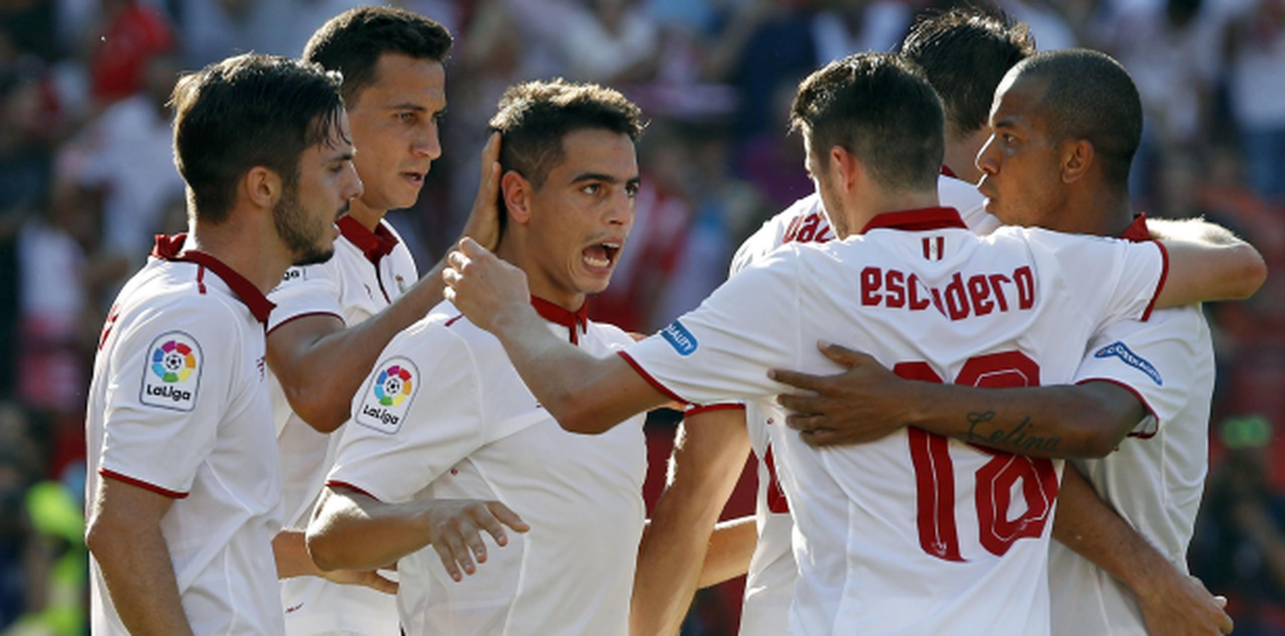 El delantero francés del Sevilla, Wissam Ben Yedder, celebra con sus compañeros tras marcar el gol de la victoria. (Agencia EFE)