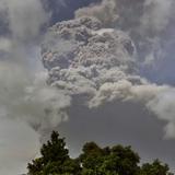 Volcán Soufriere en San Vicente continúa expulsando cenizas