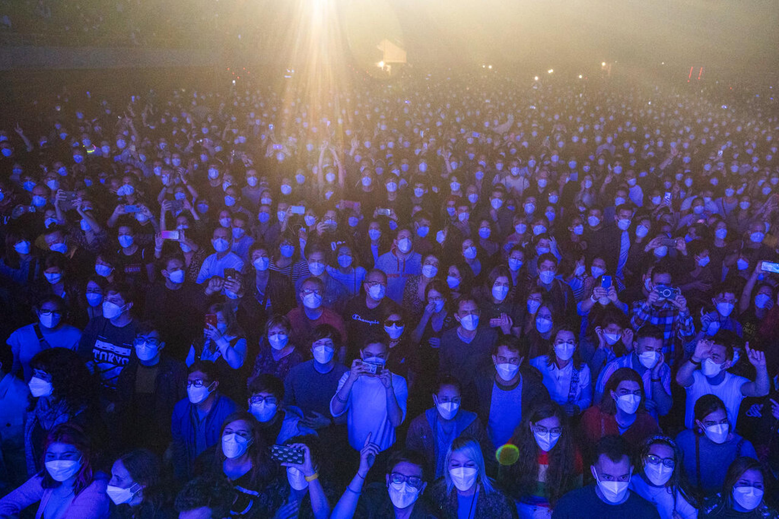 Cinco mil fanáticos del rock asisten con mascarillas al concierto del grupo Love of Lesbian en Barcelona.