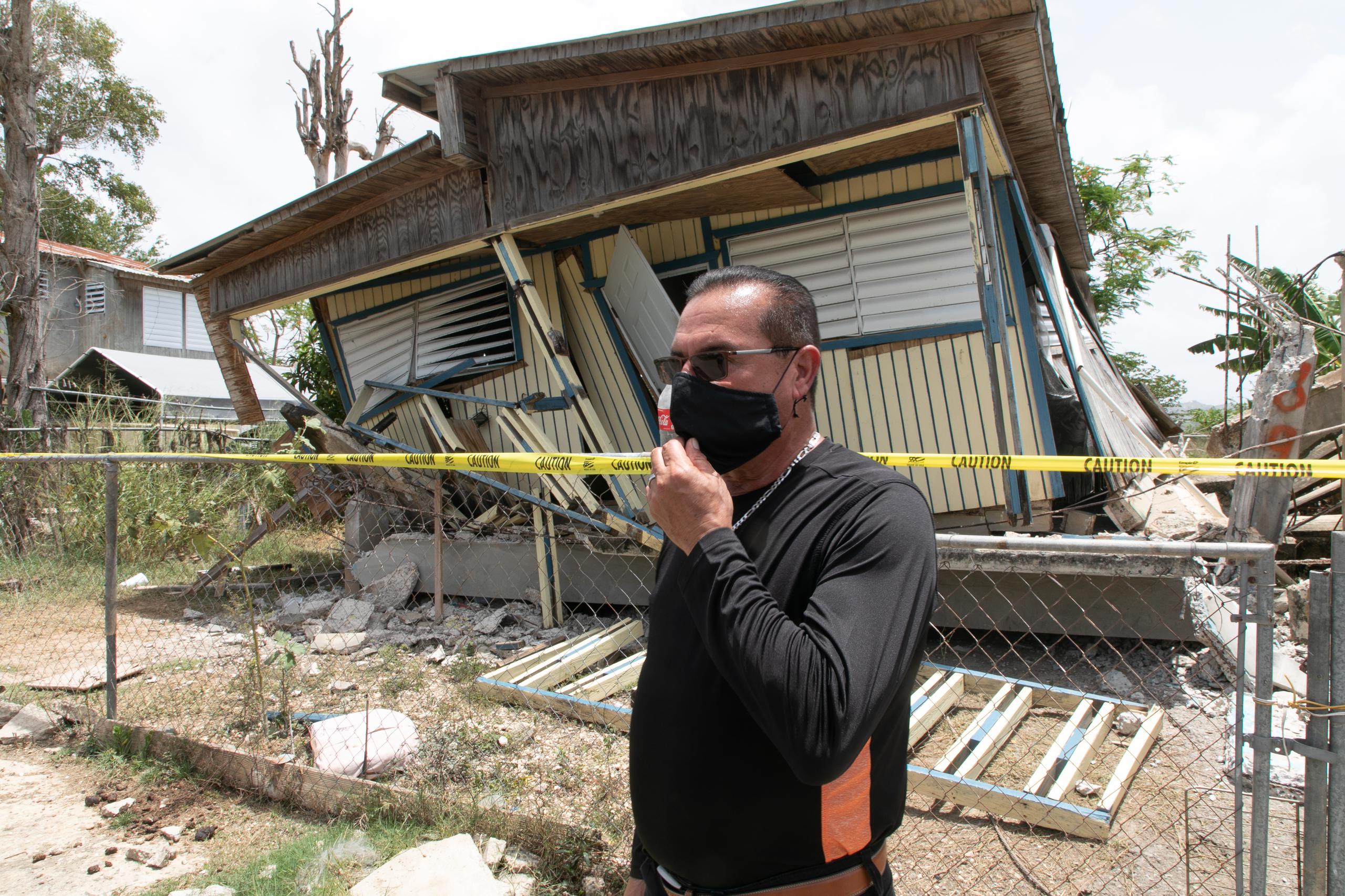 El alcalde de Lajas, Marcos Irizarry, frente a una casa colapsada esta mañana tras un sismo
