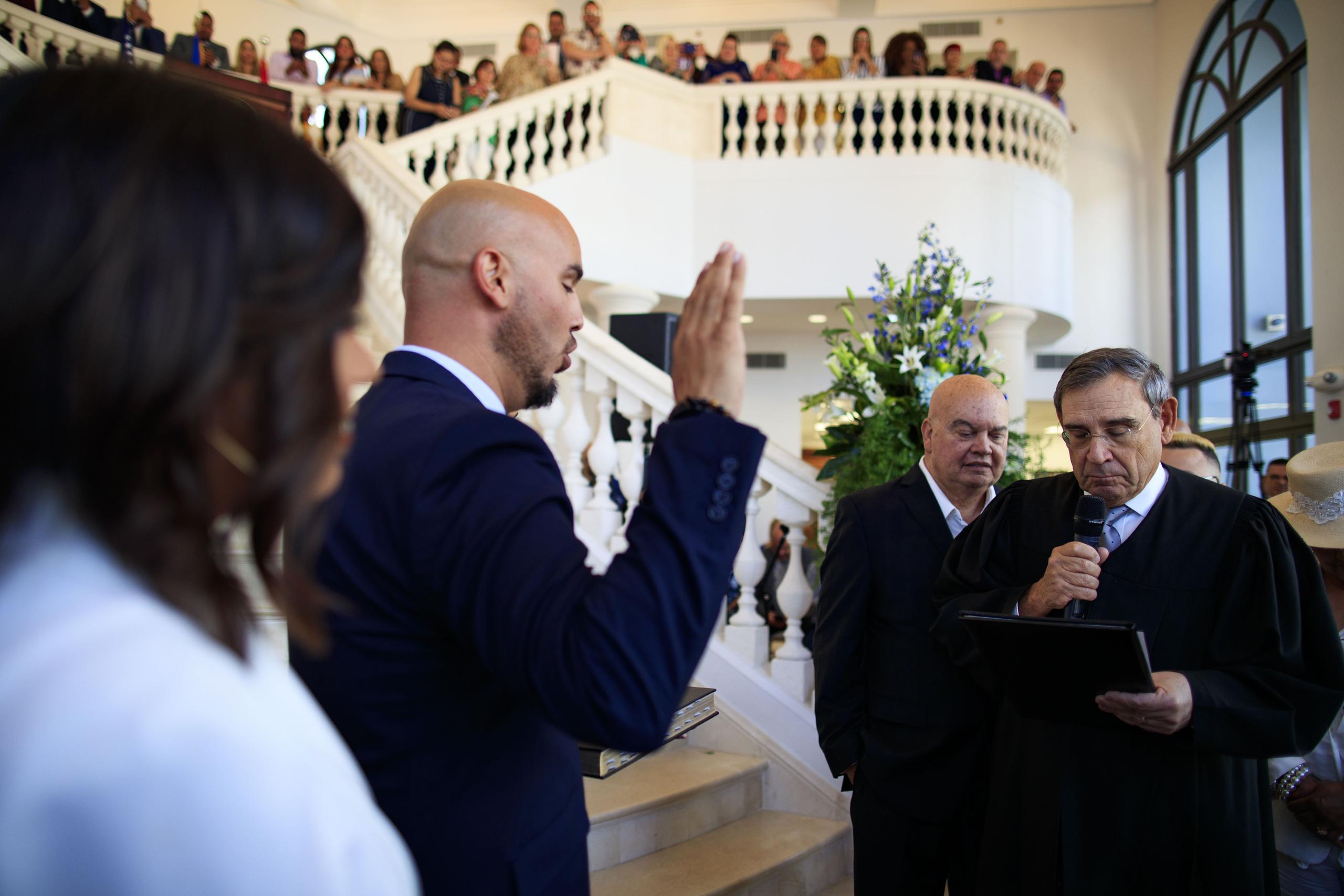 El juez federal Daniel Domínguez le tomó juramento al alcalde de Fajardo, José Aníbal Meléndez Méndez, cuando sustituyó a su padre, el fenecido Aníbal Meléndez. (Ramn "Tonito" Zayas / Staff)