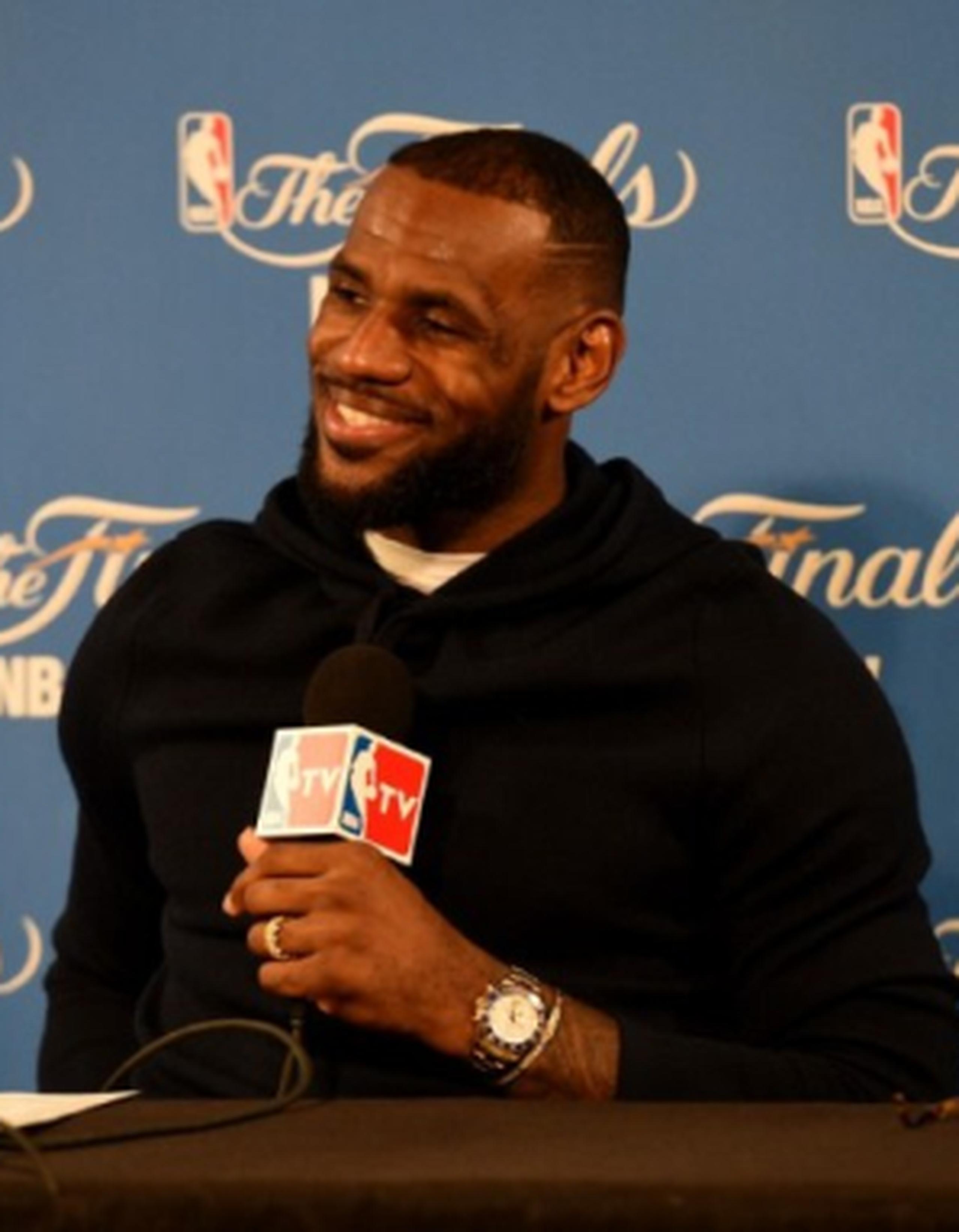 LeBron James le obsequió a sus compañeros de equipos los nuevos relojes inteligentes de Apple. (Getty Images \ Thearon W. Henderson)