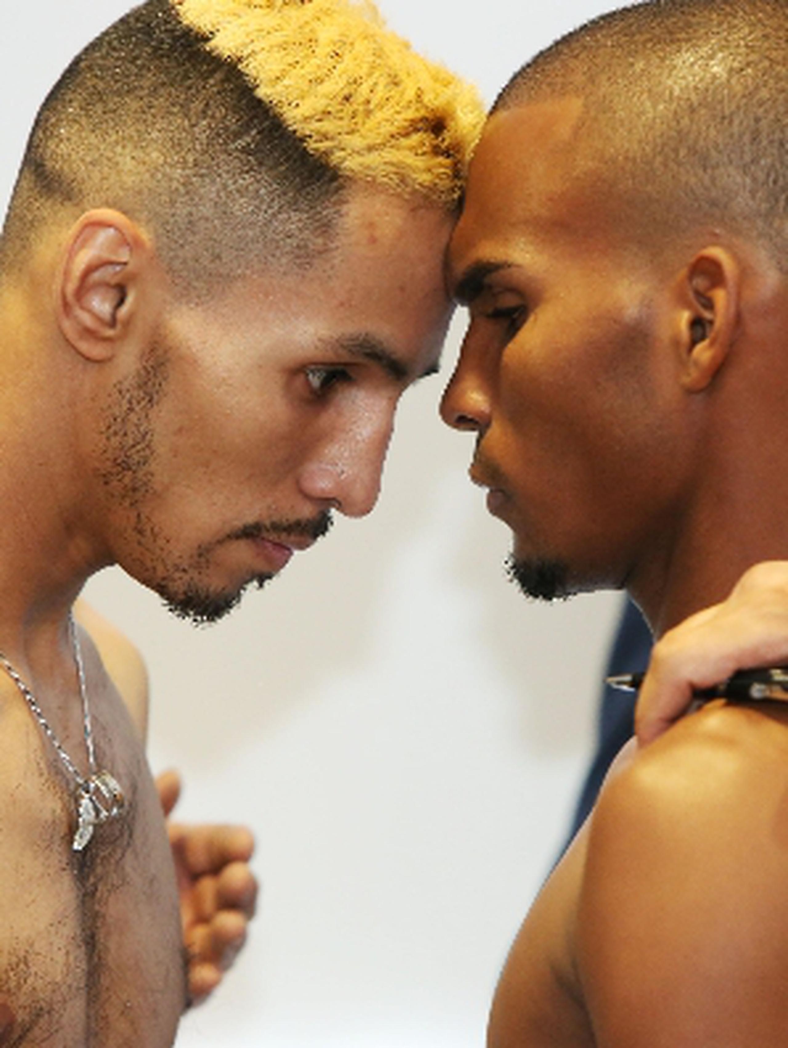 Jonathan “Bomba” González y Joseph Ríos recurrieron a la estrategia de intimidación en el pesaje. Cortesía PR Best Boxing / Joel Colón