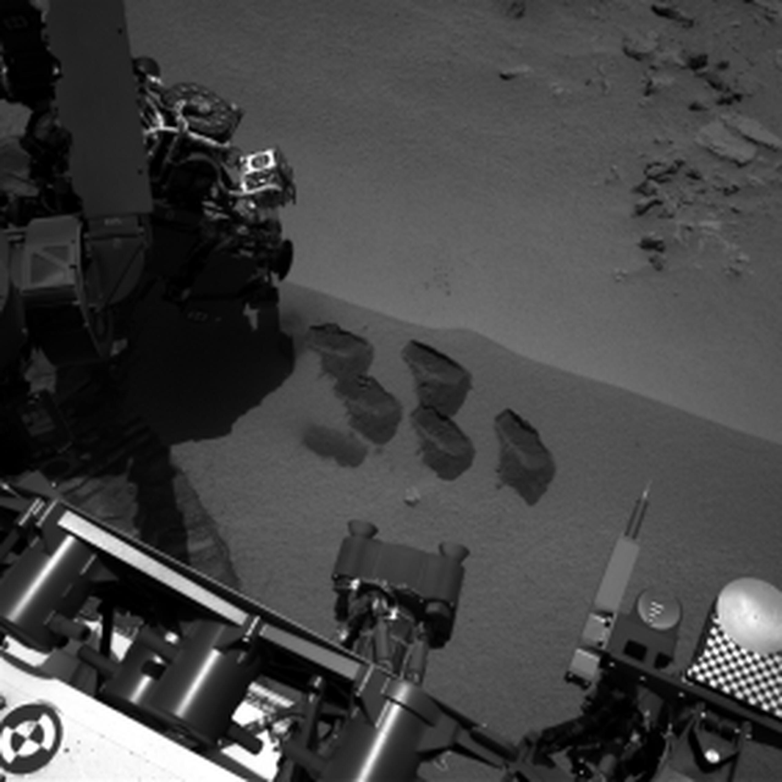 La sonda Curiosity permaneció estacionada en una duna de arena por un mes. (AP/NASA)