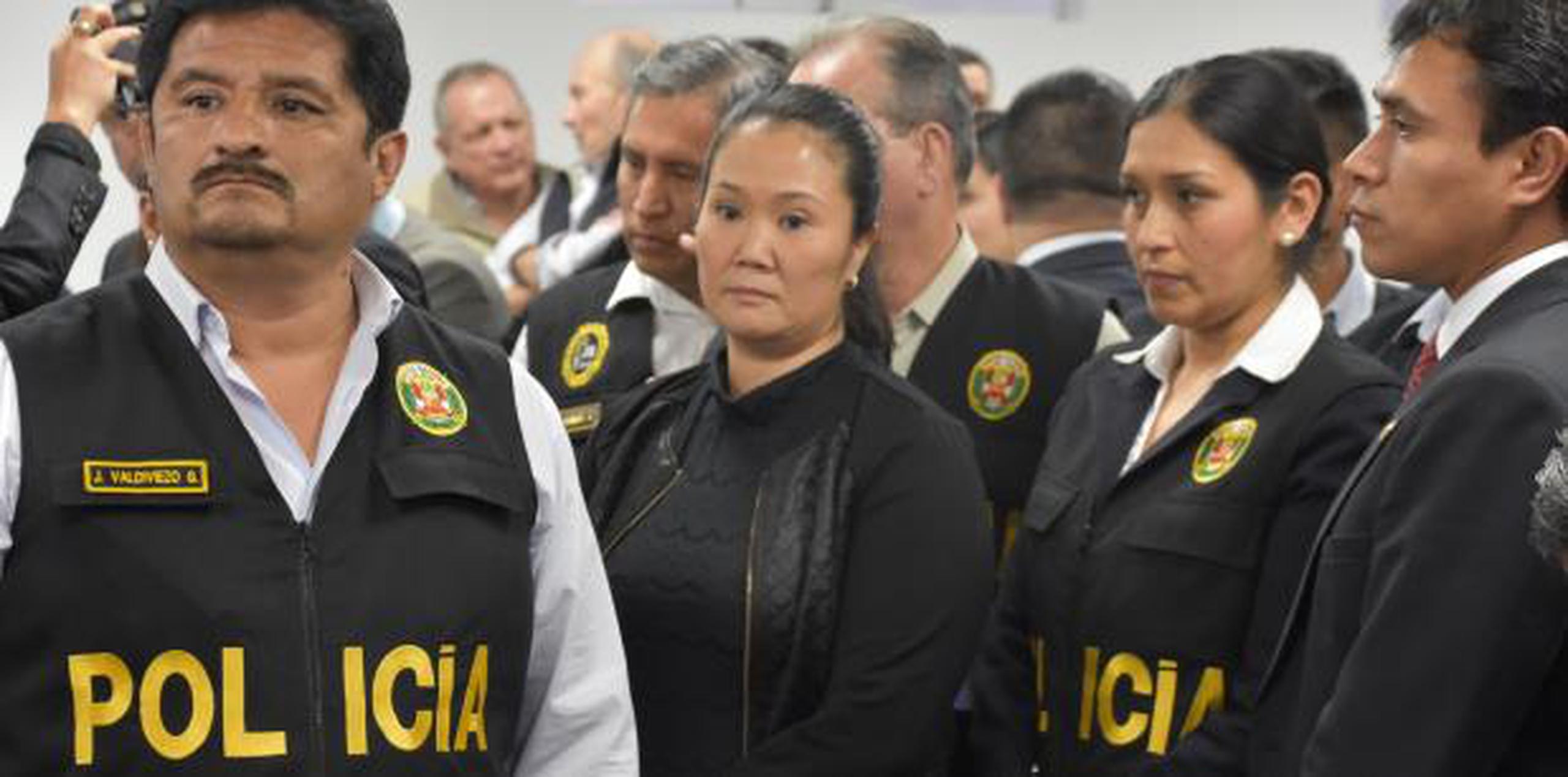 Keiko Fujimori, rodeada de policías, en la sala penal de un tribunal peruano. (AP)