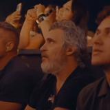 Joaquin Phoenix se disfruta concierto de Peso Pluma en California
