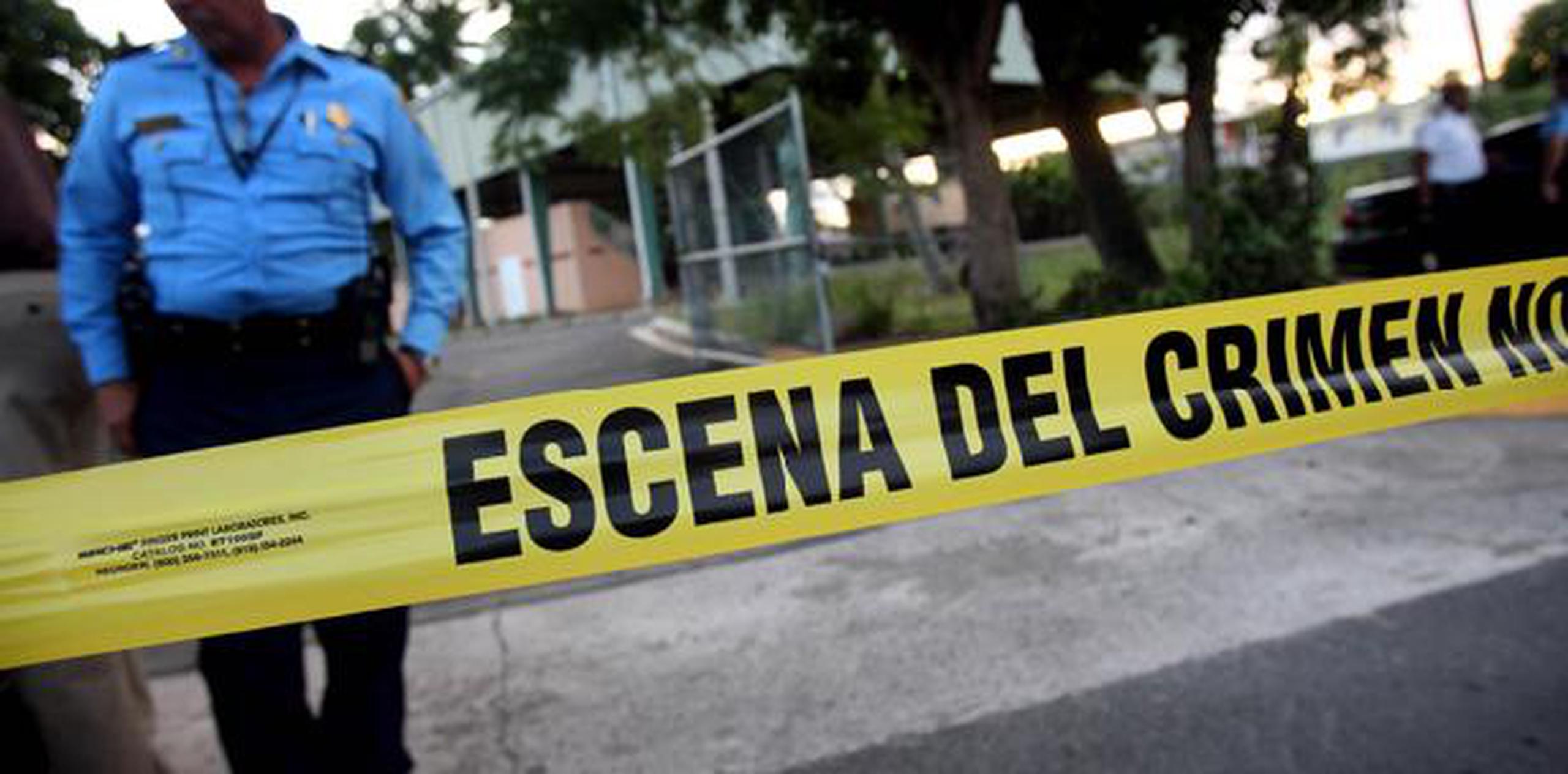 El agente Sánchez, de la División de Homicidios de Humacao, y la fiscal Elizabeth Casado investigan. (Archivo)