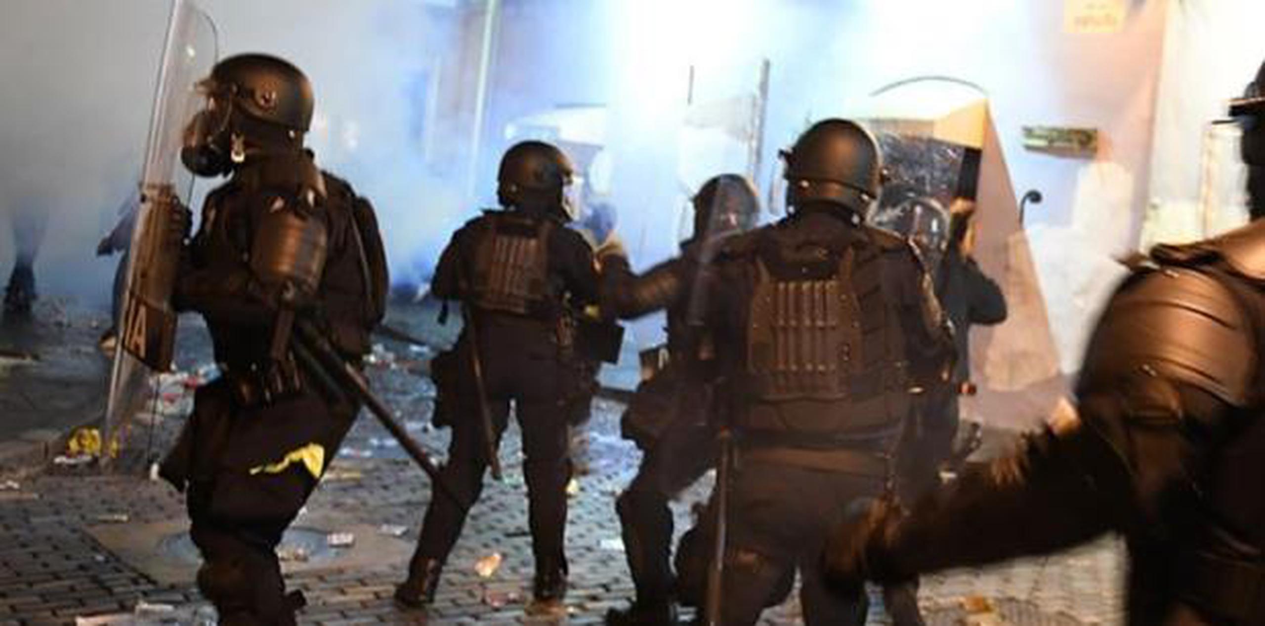 Entrada la noche las fuerzas de seguridad, tras varias advertencias y alegando que la protesta era ilegal, lanzaron gases lacrimógenos. (luis.alcaladelolmo@gfrmedia.com)