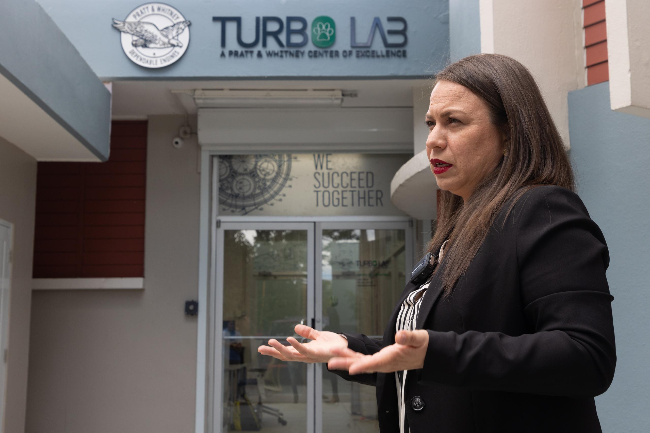 El Turbo Lab se habilitó gracias a una donación de la empresa Pratt & Whitney. Aquí la profesora Sheila Torres.