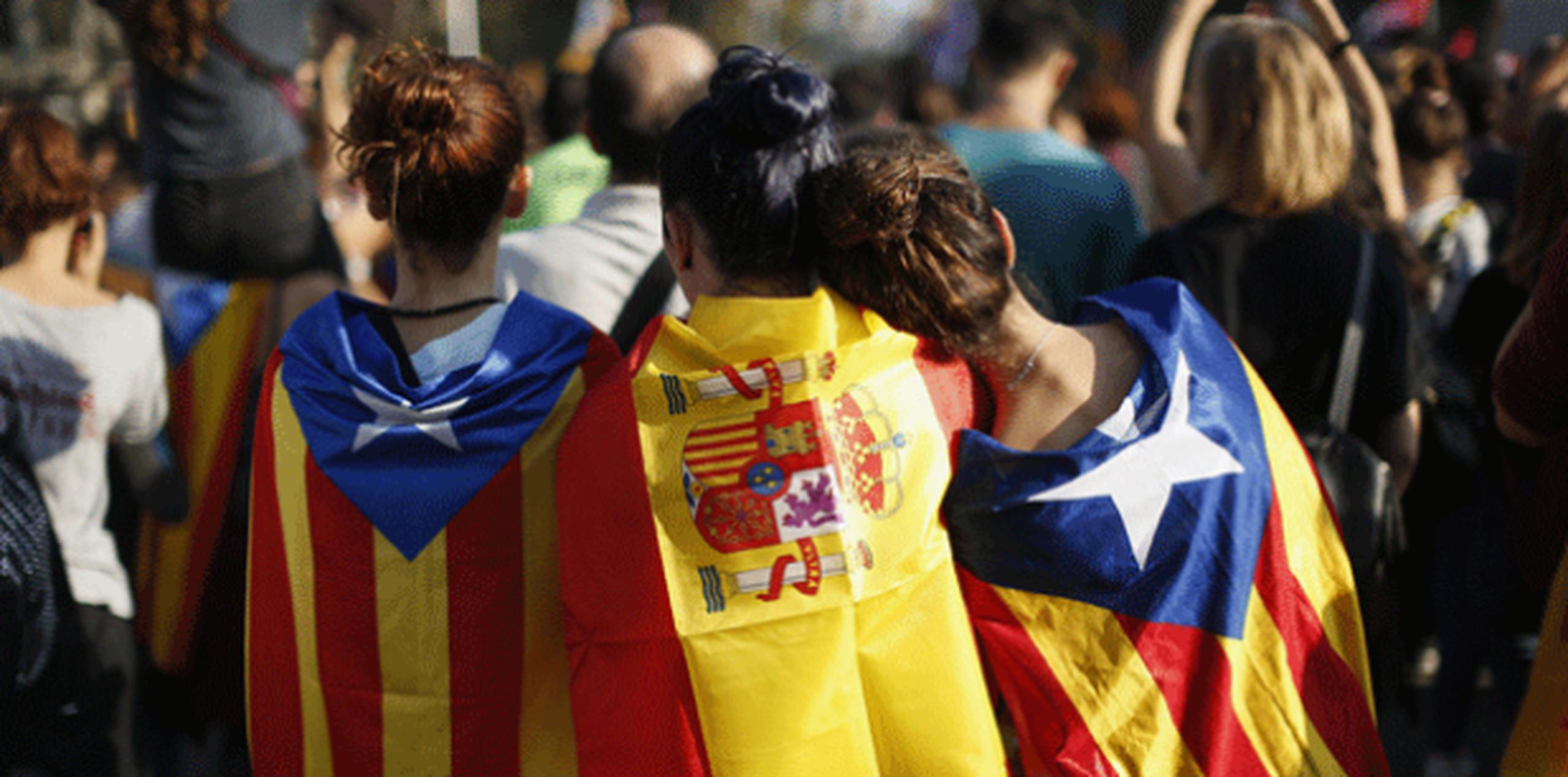 "La brutalidad de la policía española del domingo en su misión para impedir el referéndum de secesión catalana logró en su mayor parte, profundizar la crisis política", sostiene el Times. (AP)