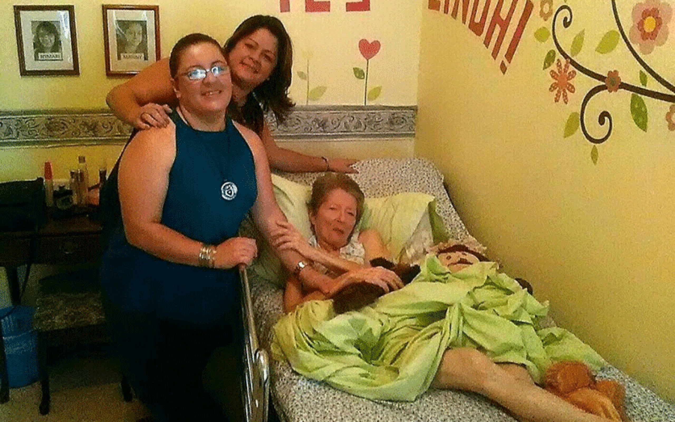 Nydia y Mariny Vázquez junto a su mamá. (Suministrada)