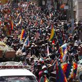 Reprimen con gases lacrimógenos marcha con féretros de fallecidos en operativo en Bolivia