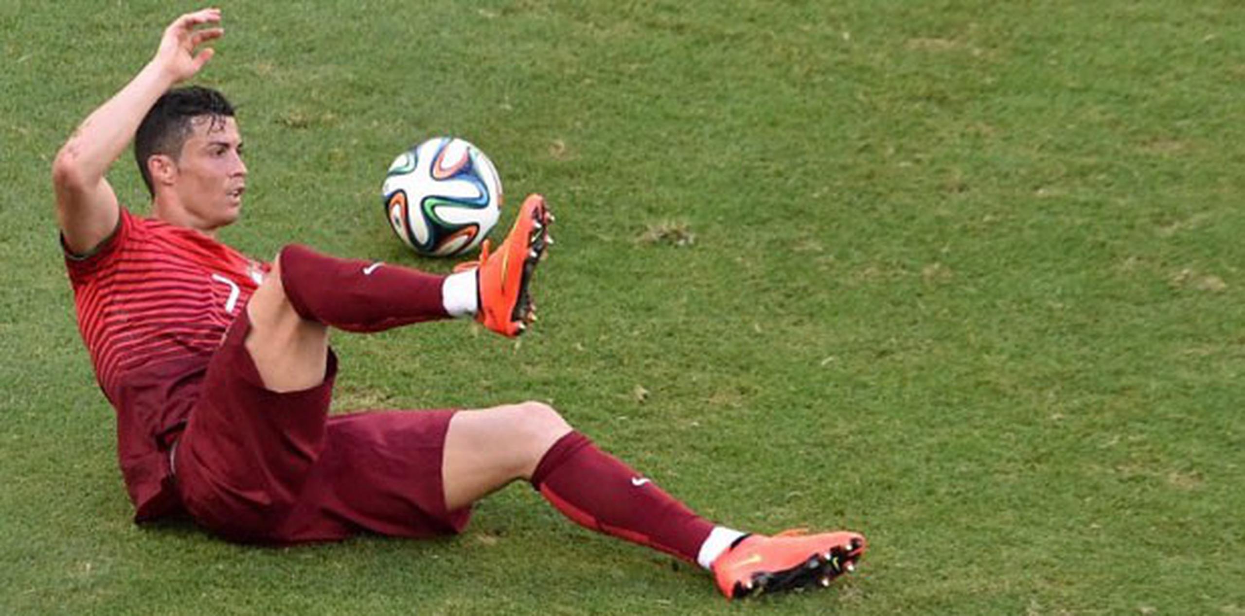 Cristiano Ronaldo padece dos lesiones musculares gracias, supuestamente, a un brujo. (AFP PHOTO / DIMITAR DILKOFF)