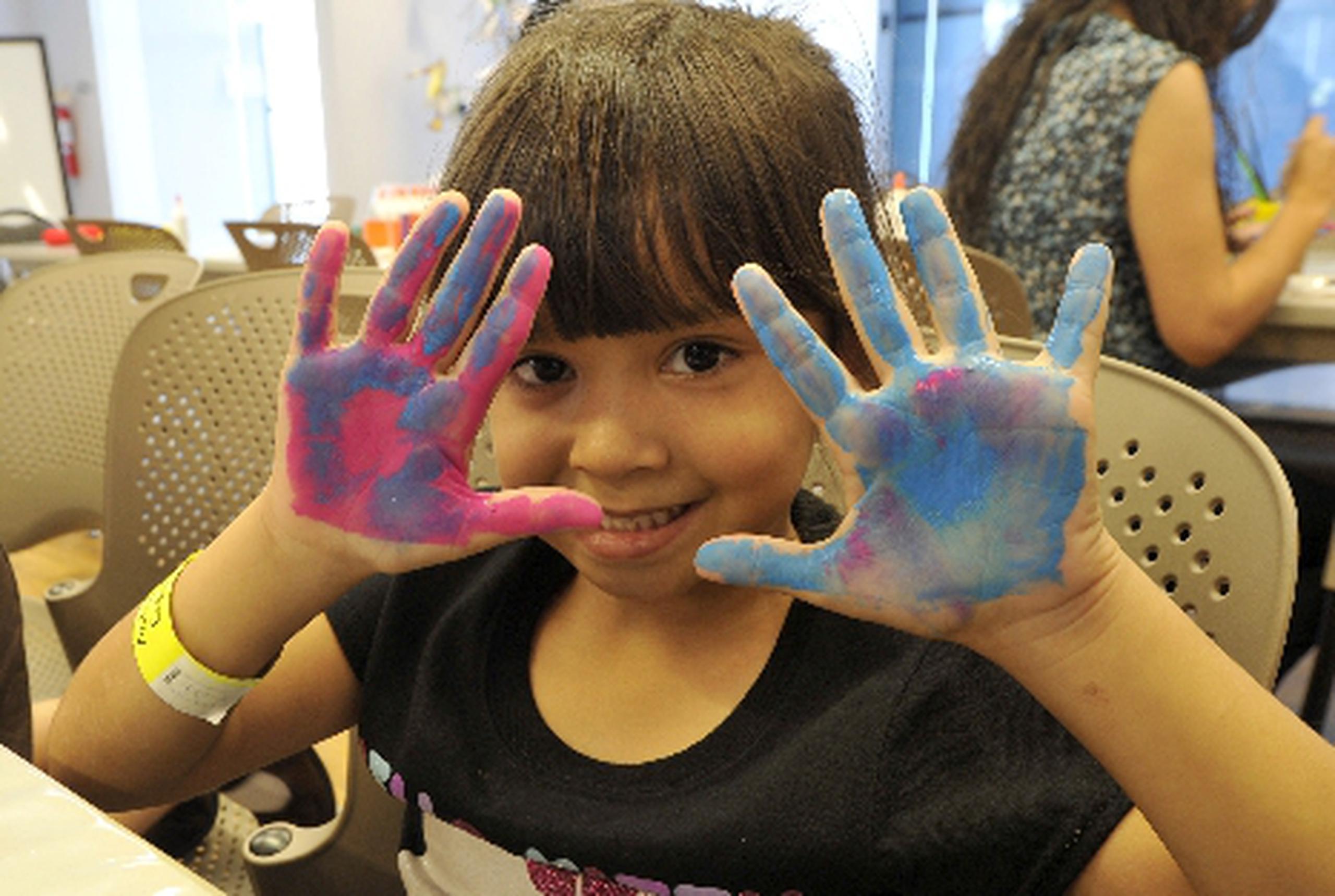 Sofía Vázquez, de cinco años, muestra sus manitas pintadas, las que plasmaría en una obra de arte creada por ella. (tony.zayas@gfrmedia.com)</font>