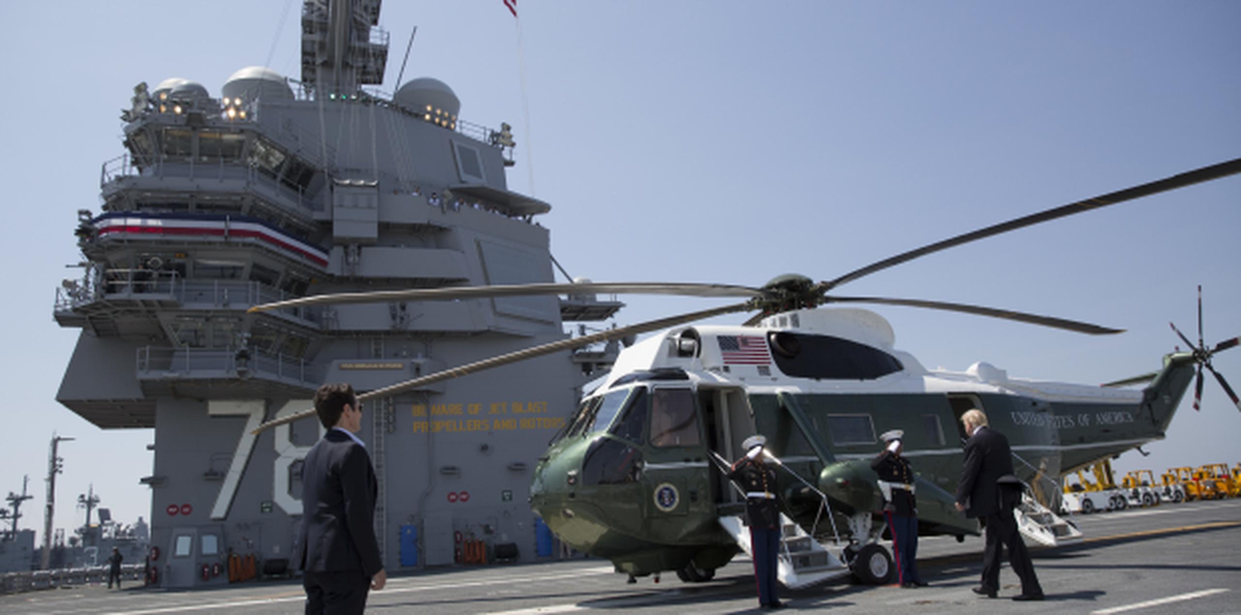 El presidente Donald Trump camina hacia el helicóptero presidencial sobre la cubierta del recién inaugurado portaaviones USS Gerald R. Ford. (AP/Carolyn Kaster)
