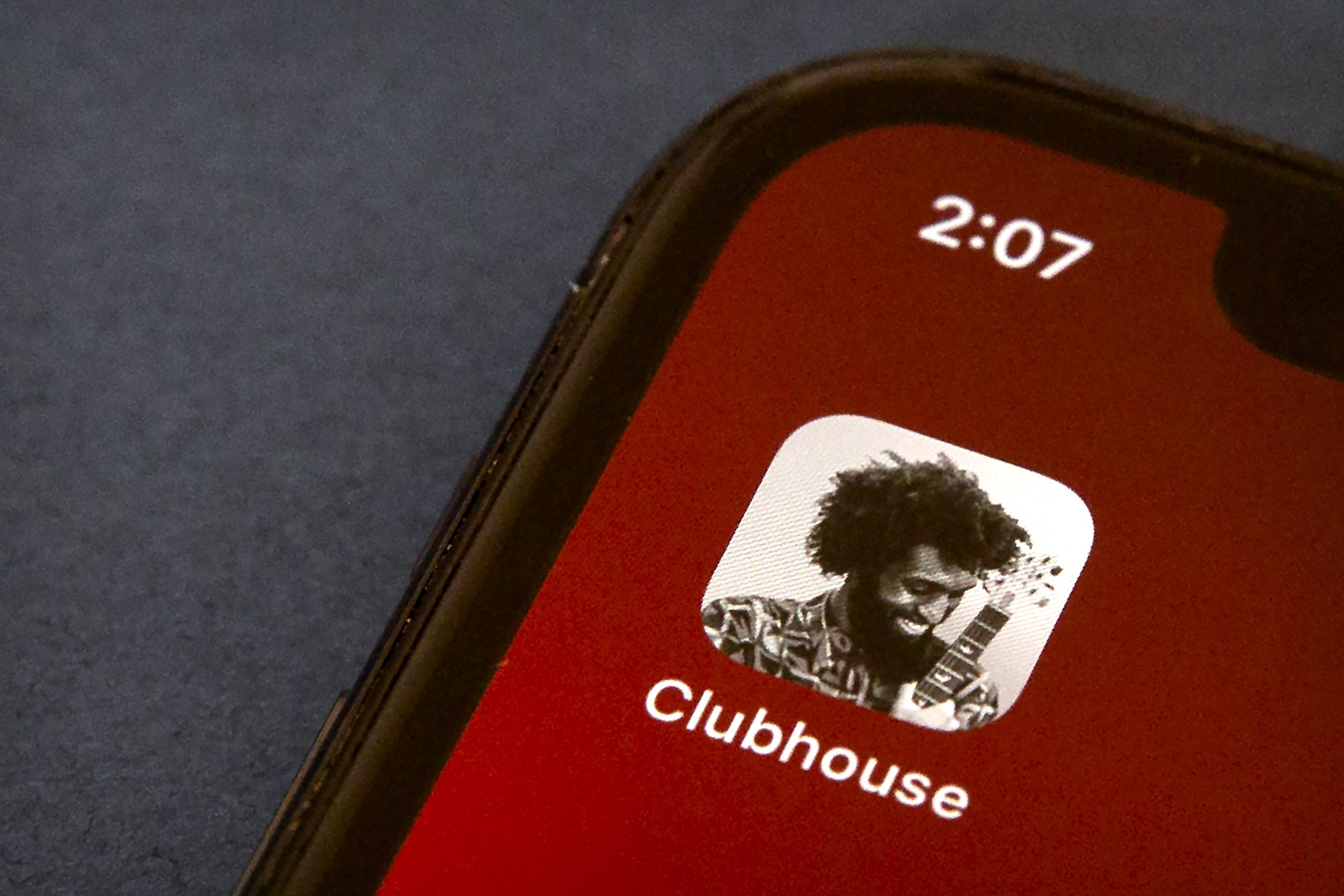 El icono de la app de la red social Clubhouse, vista en la pantalla de un smartphone, en Beijing.