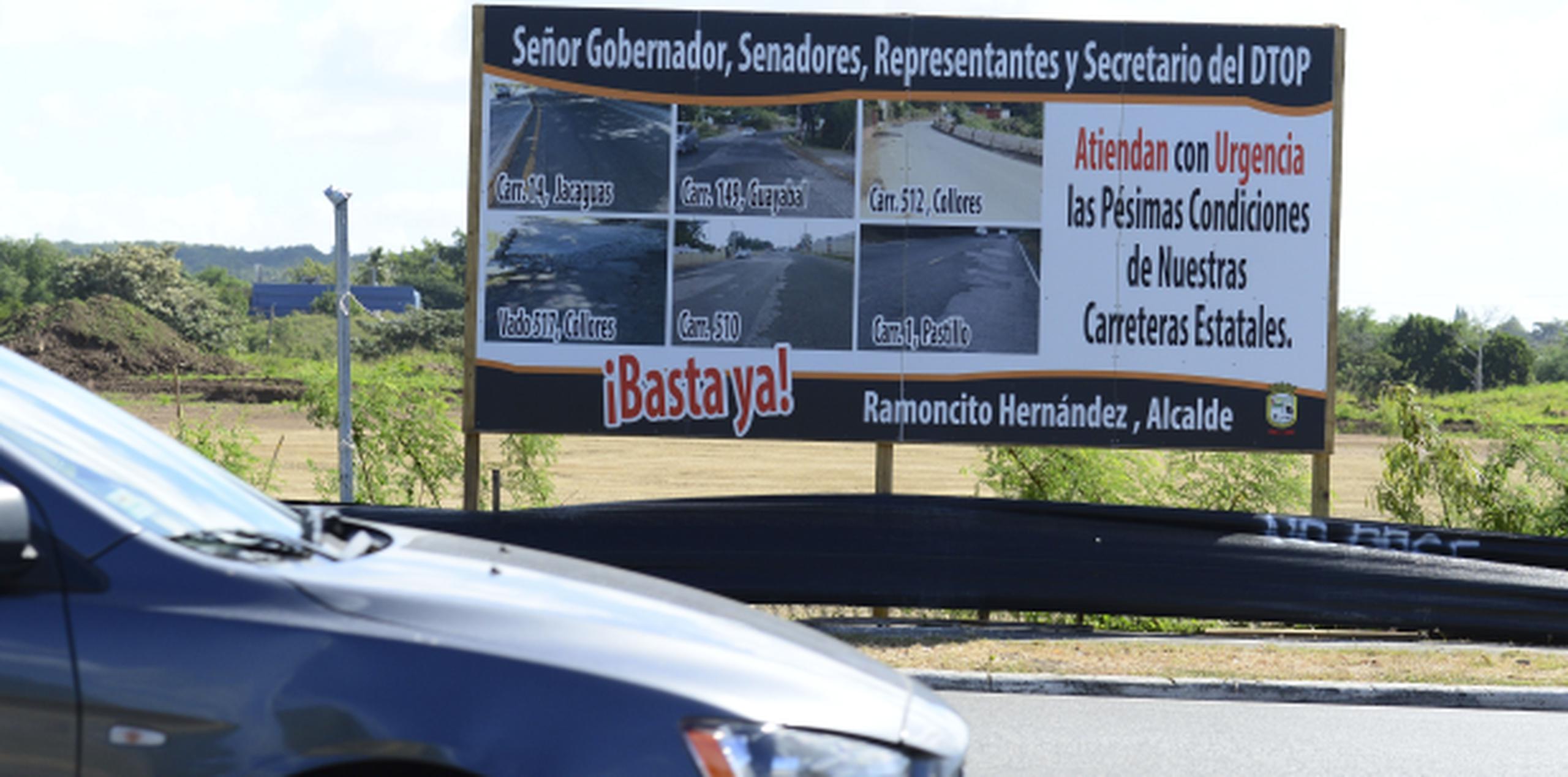 Hernández dijo que las carreteras de su pueblo están en “pésimas” condiciones y que lleva 10 años “batallando con esto”. (tony.zayas@gfrmedia.com)
