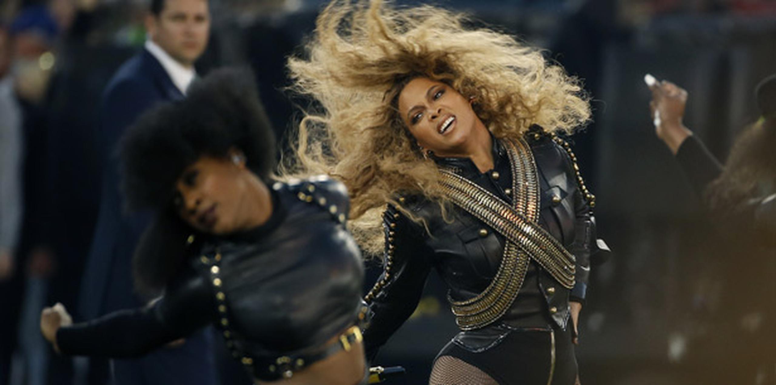Durante su participación, Beyonce interpretó su nuevo tema “Formation”. (AP)