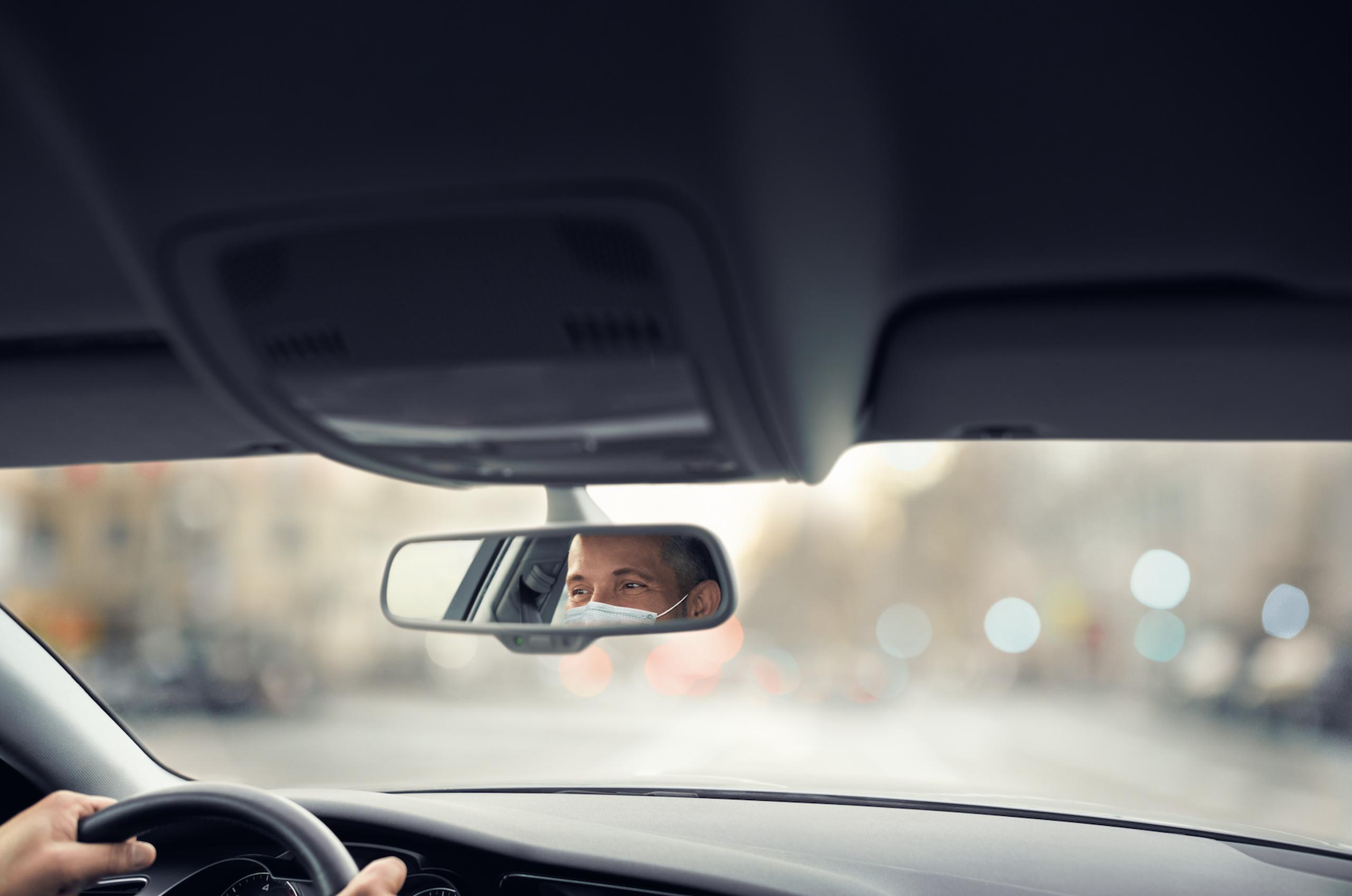 Uber Taxi cuenta con protocolos y recomendaciones centrados en optimizar la seguridad y salud de los taxistas y usuarios, lo que incluye tecnología de verificación de uso de mascarillas a través de una selfie.