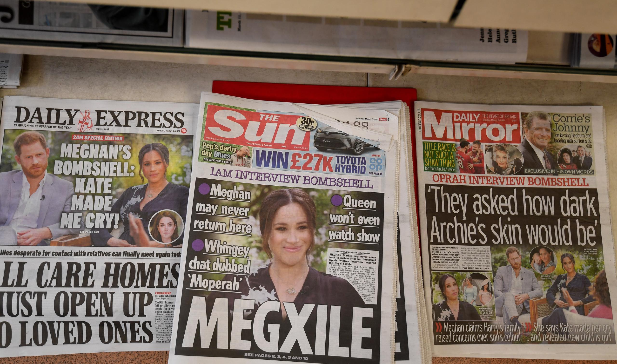 Portada de periódicos británicos que recogen la entrevista a los duques de Sussex, Harry y Meghan.