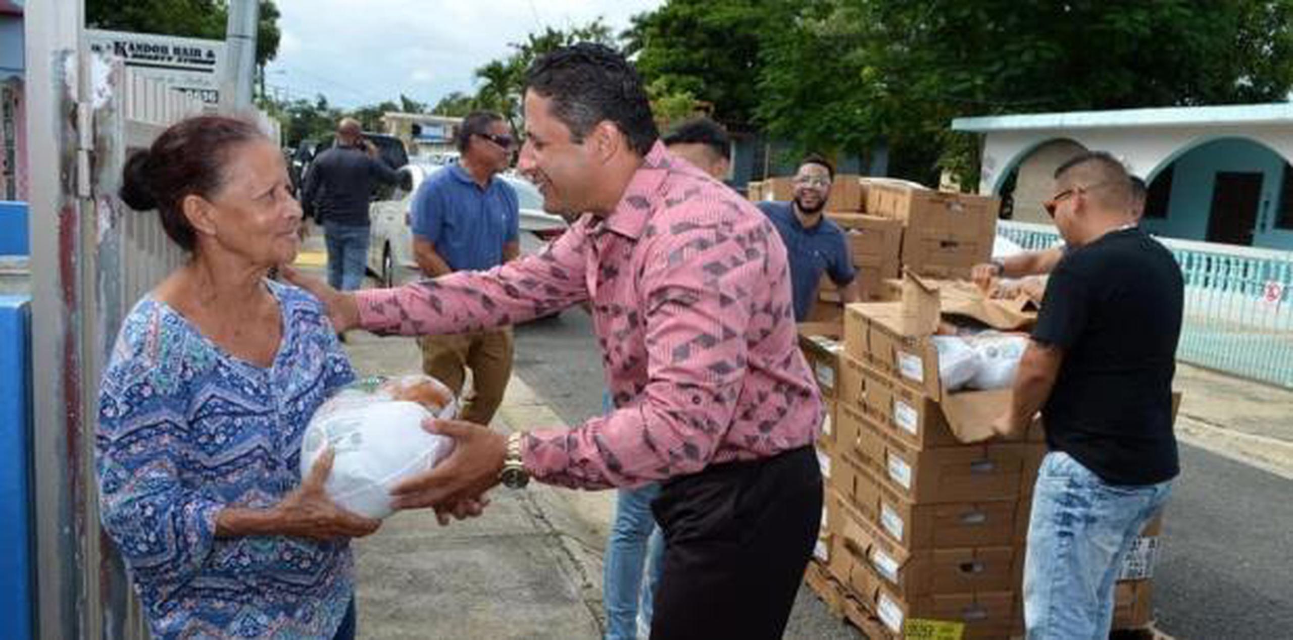 La entrega de unas 2,000 unidades fue por parte del alcalde de Arecibo, Carlos Molina, quien inició el recorrido por la comunidad Domingo Ruiz. (Suministrada)