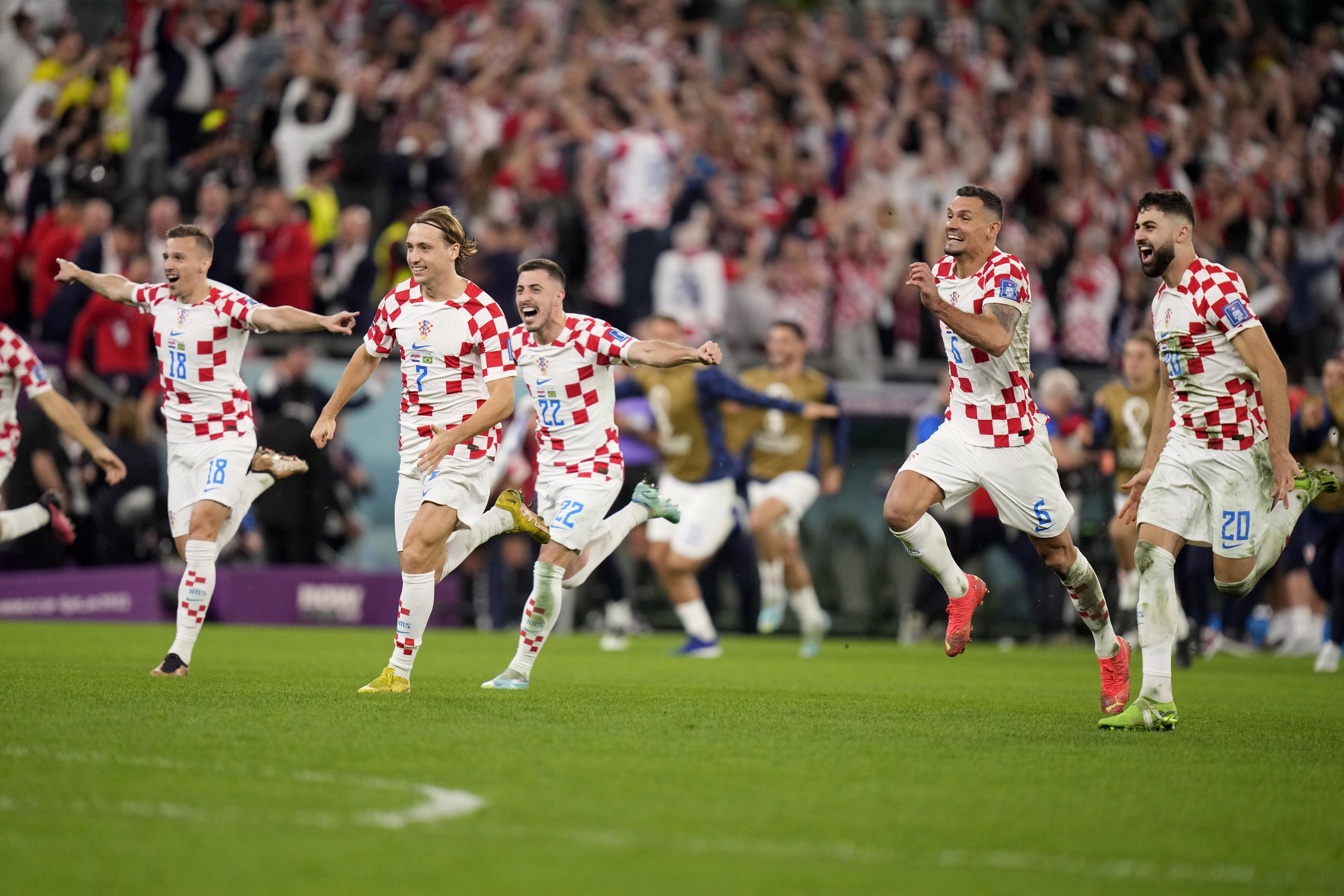 Los jugadores de Croacia reaccionan después de vencer a Brasil en penales.