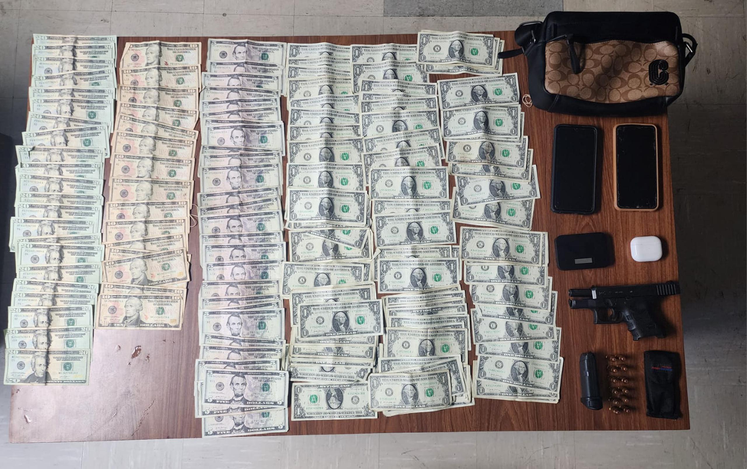 Dinero, celulares y armas que les ocuparon a los sospechosos.