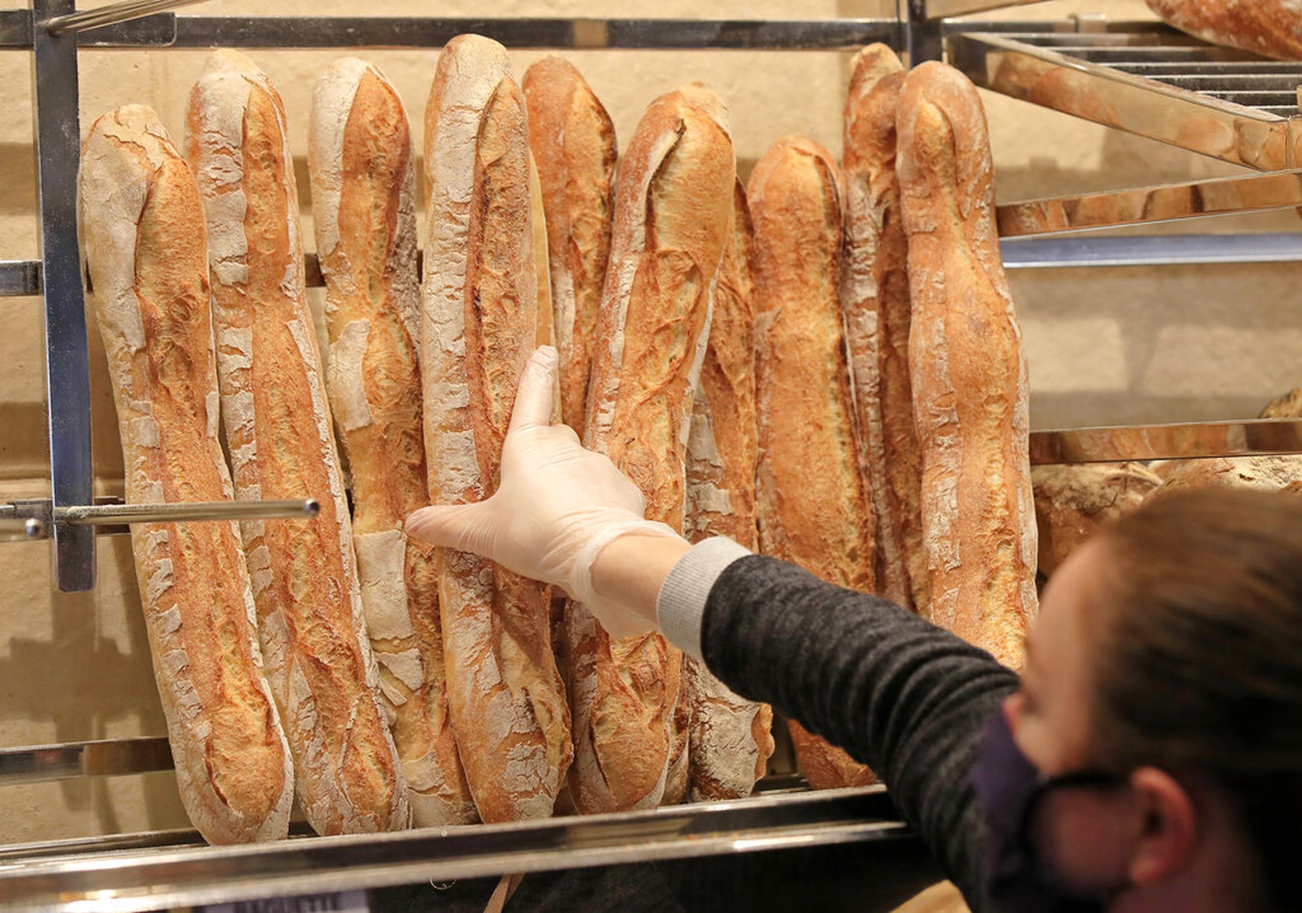 Los franceses llevan siglos horneando pan y acuñaron la baguette hace unos 120 años en París.