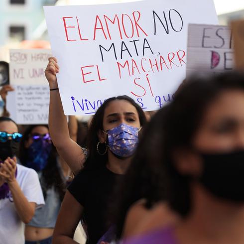Mujeres unidas en grito de lucha frente a La Fortaleza