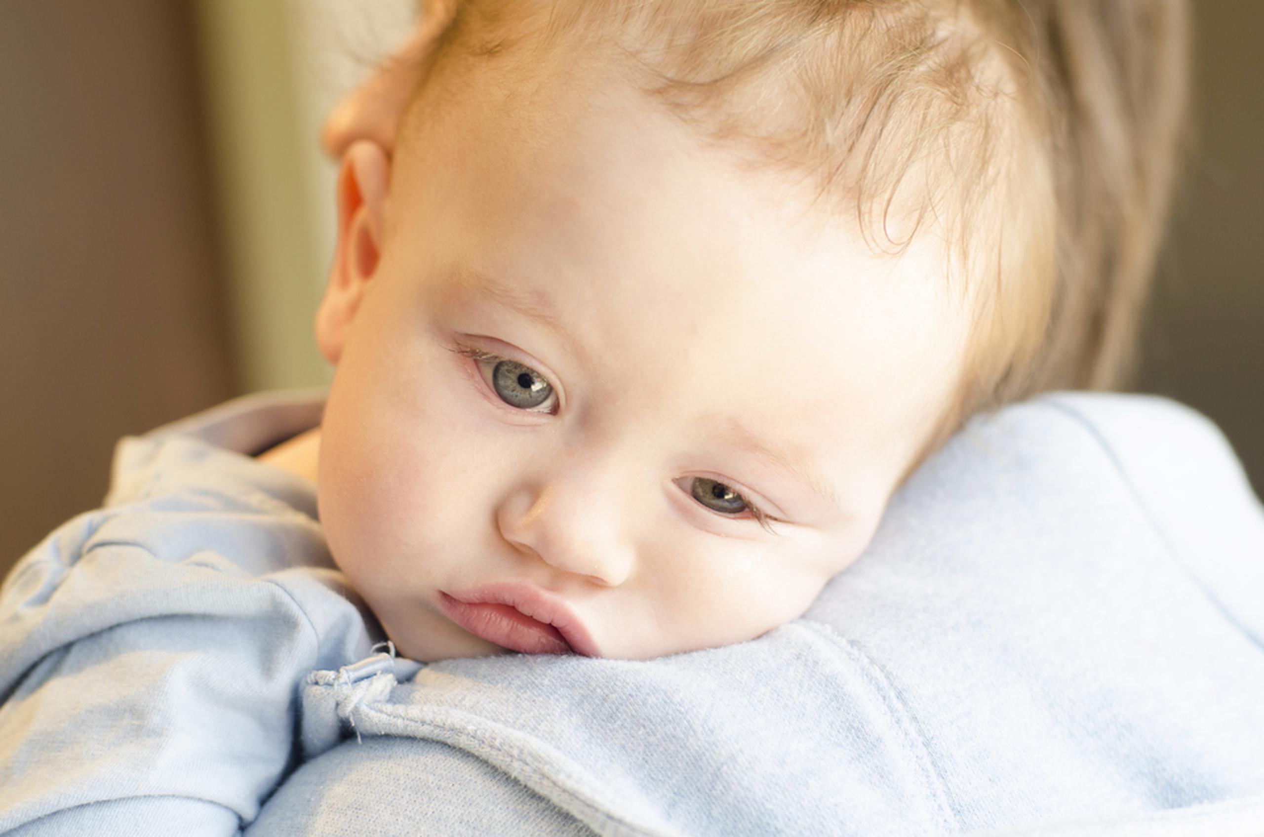 En los bebés muy pequeños con el virus respiratorio sincitial, los únicos síntomas pueden ser irritabilidad, menor actividad y dificultad para respirar. Sigue las recoomendaciones: