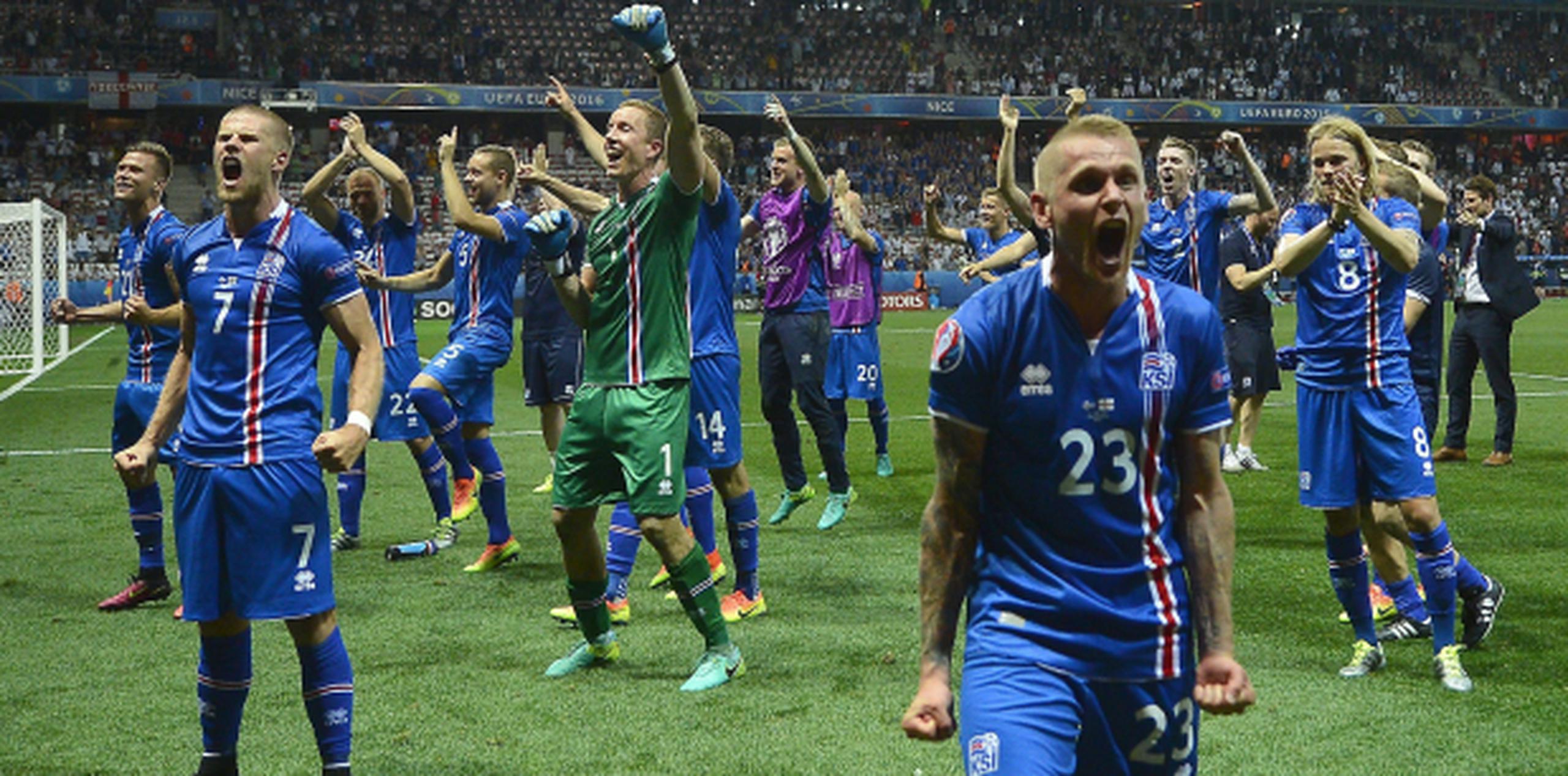 Los integrantes del onceno de Islandia celebran el triunfo. (Agencia EFE)