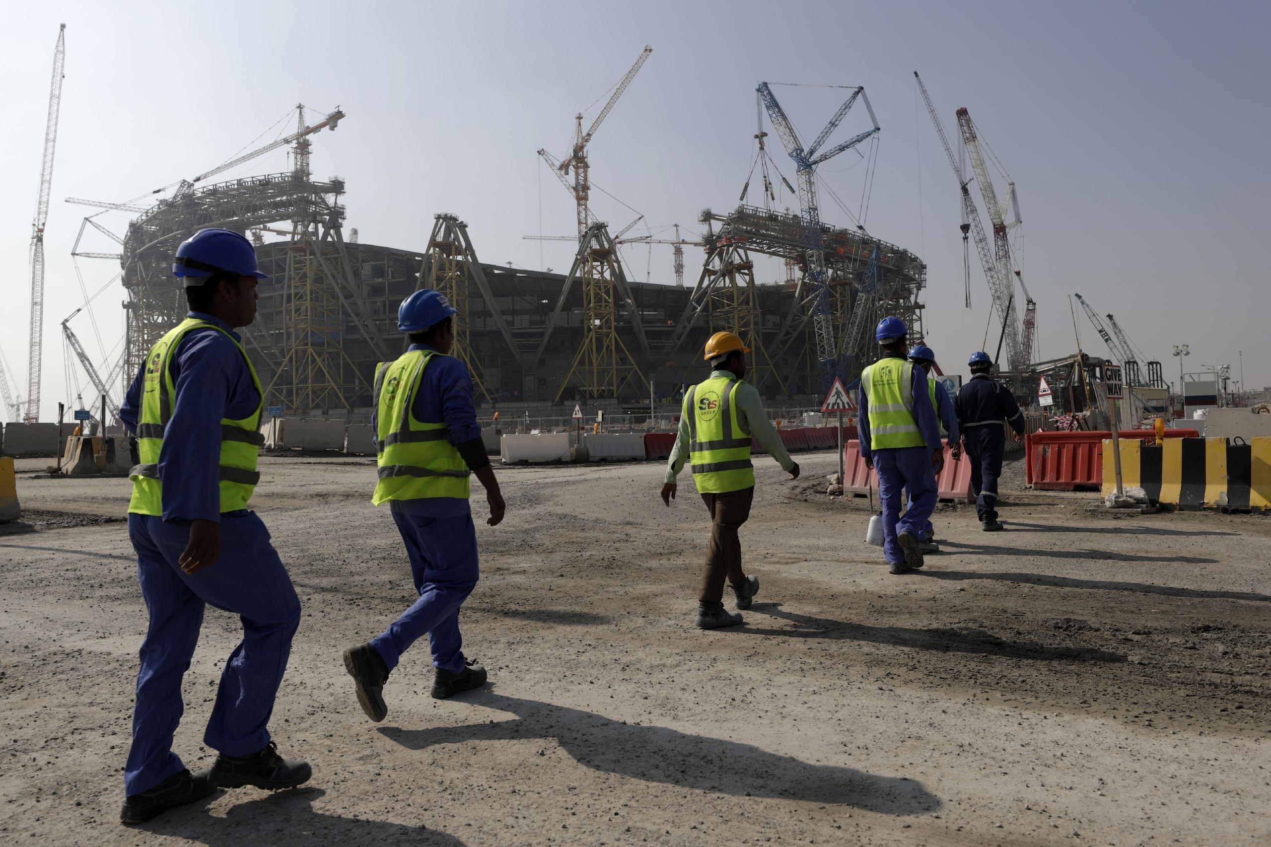 Un grupo de trabajadores avanza hacia el estadio Lusail en Qatar, el viernes 20 de diciembre de 2019.