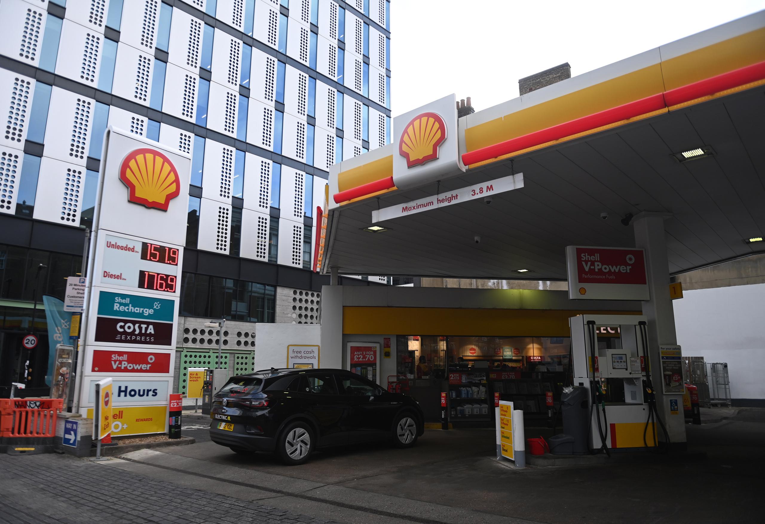 Shell es una de las empresas más contaminantes, estableció un análisis del centro de estudios InfluenceMap. En la foto, una estación de gasolina de Shell, en Londres, en el Reino Unido. (Archivo/EFE/Neil Hall)