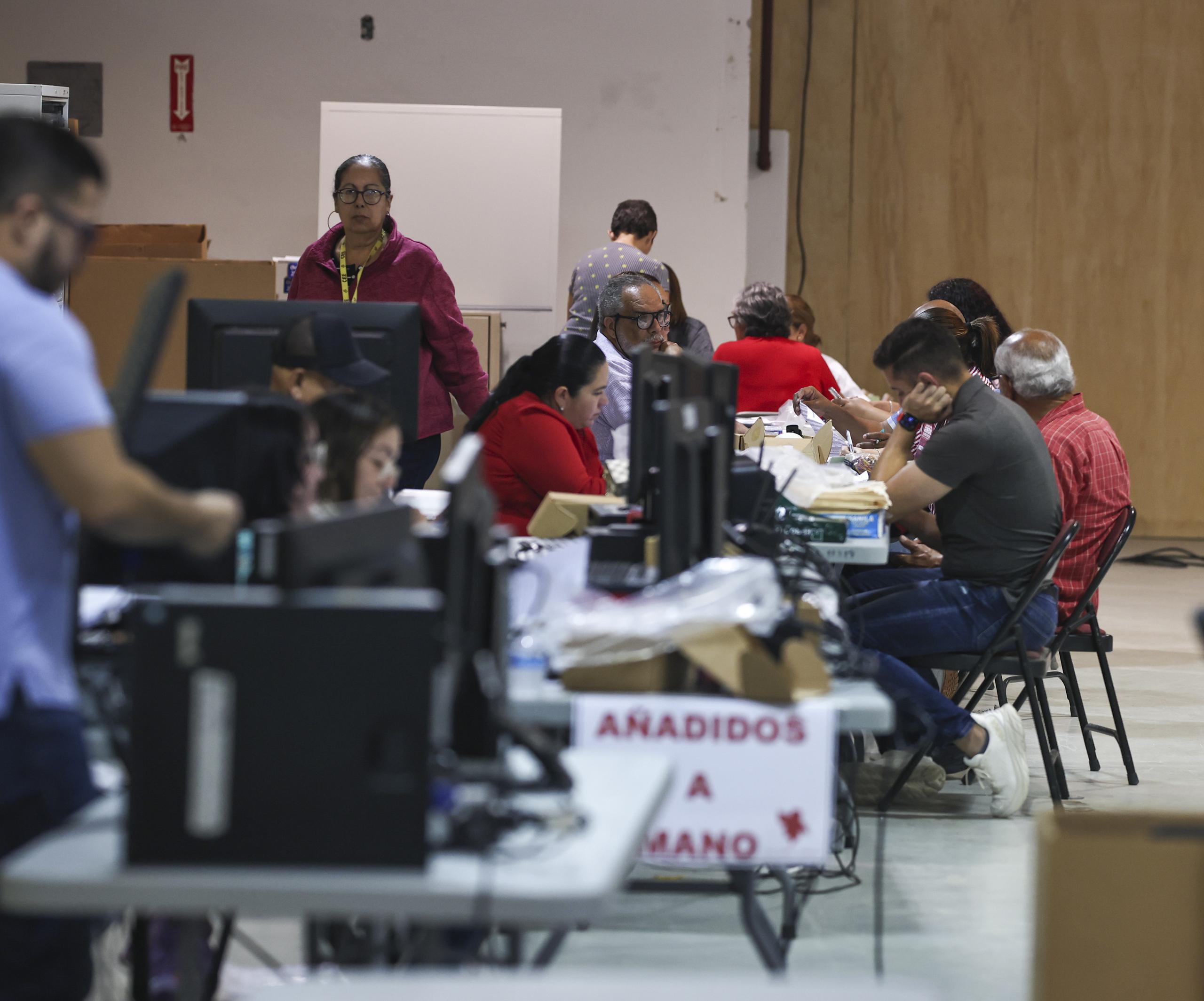 El recuento de votos se lleva a cabo desde el Centro de Operaciones Electorales de la Comisión Estatal de Elecciones.