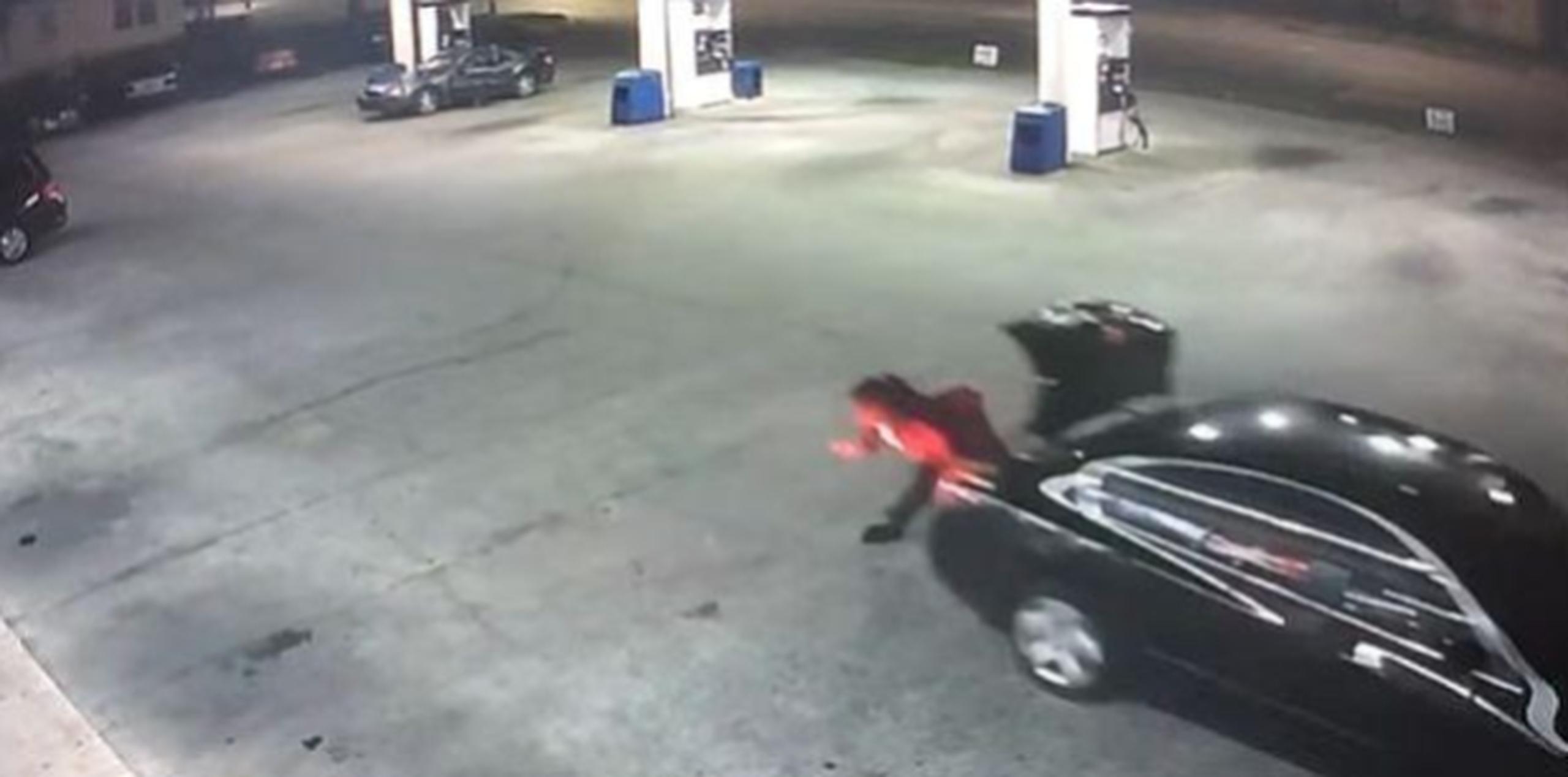 Un vídeo de YouTube muestra el momento en que una mujer sale de un baúl de un auto y comienza a correr, huyendo. (Captura / YouTube)