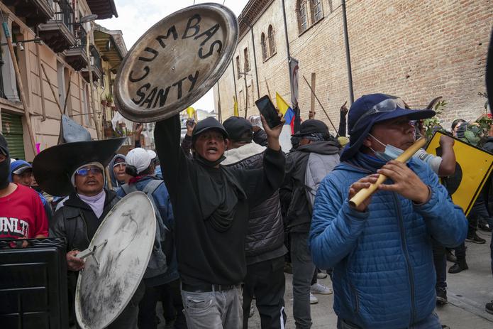 Manifestantes marchan en el centro de Quito, Ecuador, el miércoles 22 de junio de 2022. Los protestantes exigen una variedad de cambios, incluida la reducción de los precios del combustible y han paralizado la capital de Ecuador y otras regiones. (Foto AP/Dolores Ochoa)